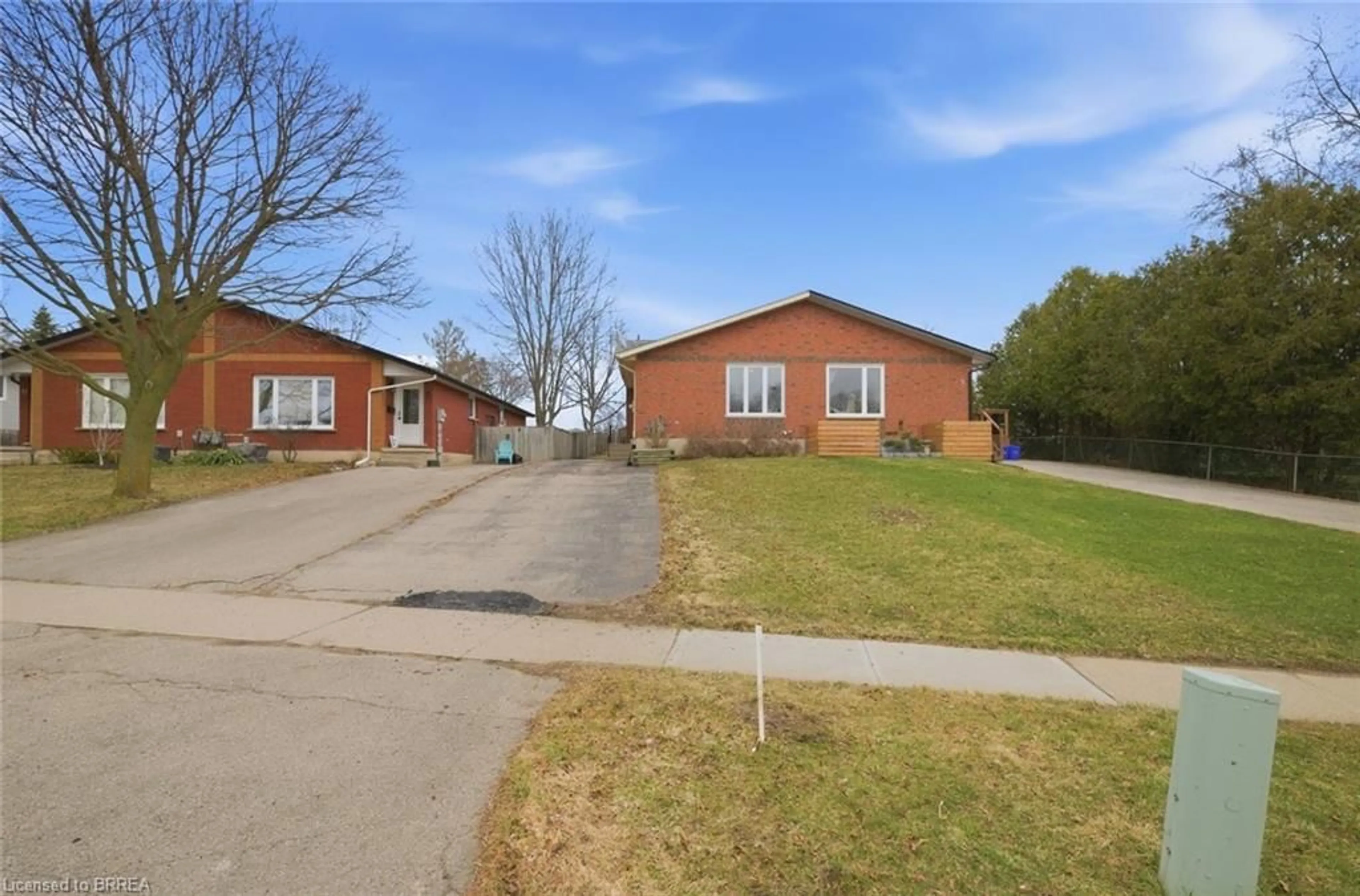 A pic from outside/outdoor area/front of a property/back of a property/a pic from drone, street for 7 Forest Dr, Paris Ontario N3L 3L2