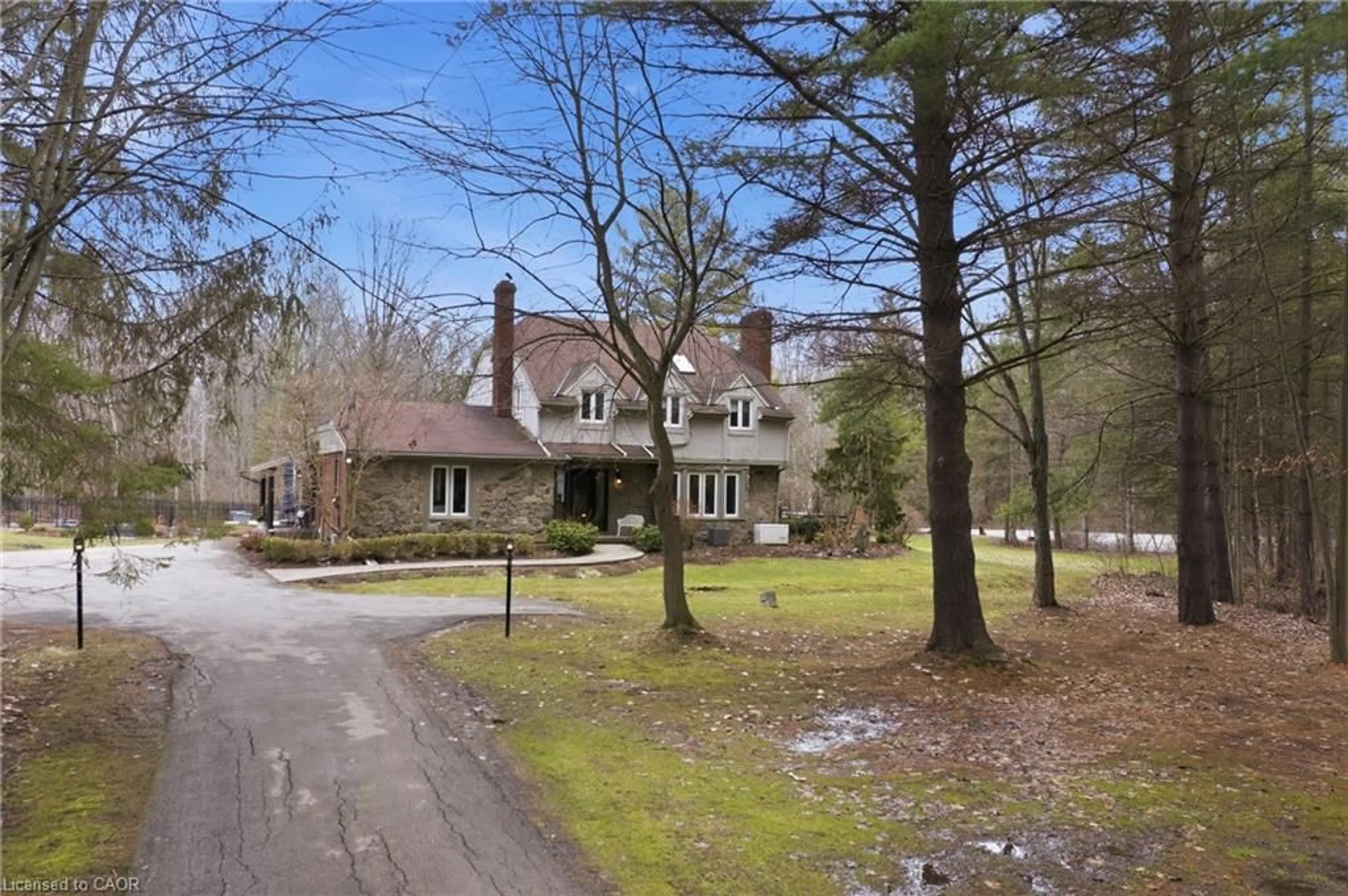 A pic from outside/outdoor area/front of a property/back of a property/a pic from drone, street for 625 Balfour St, Pelham Ontario L0S 1C0