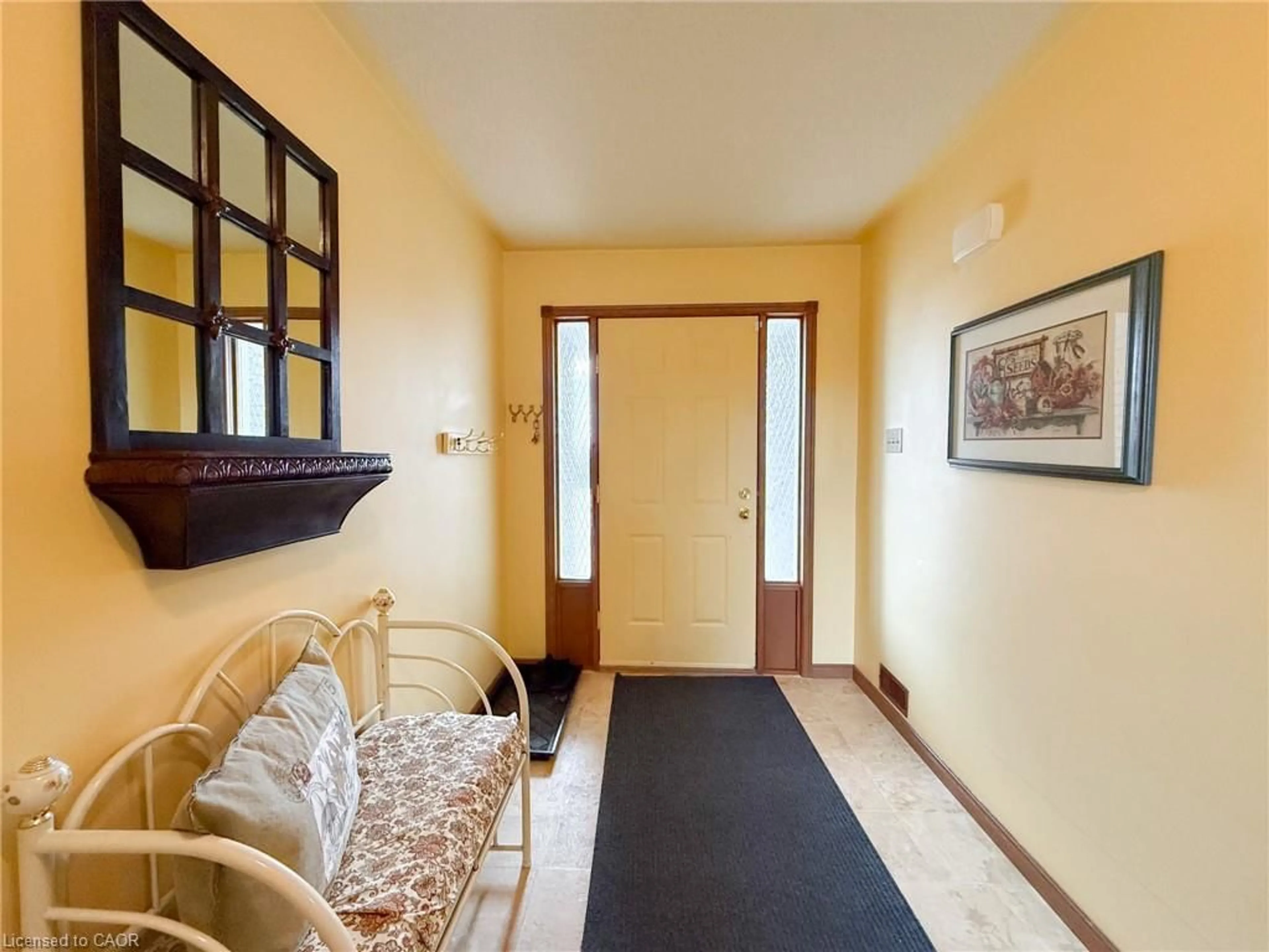 Indoor foyer for 8 Ross St, Waterford Ontario N0E 1Y0