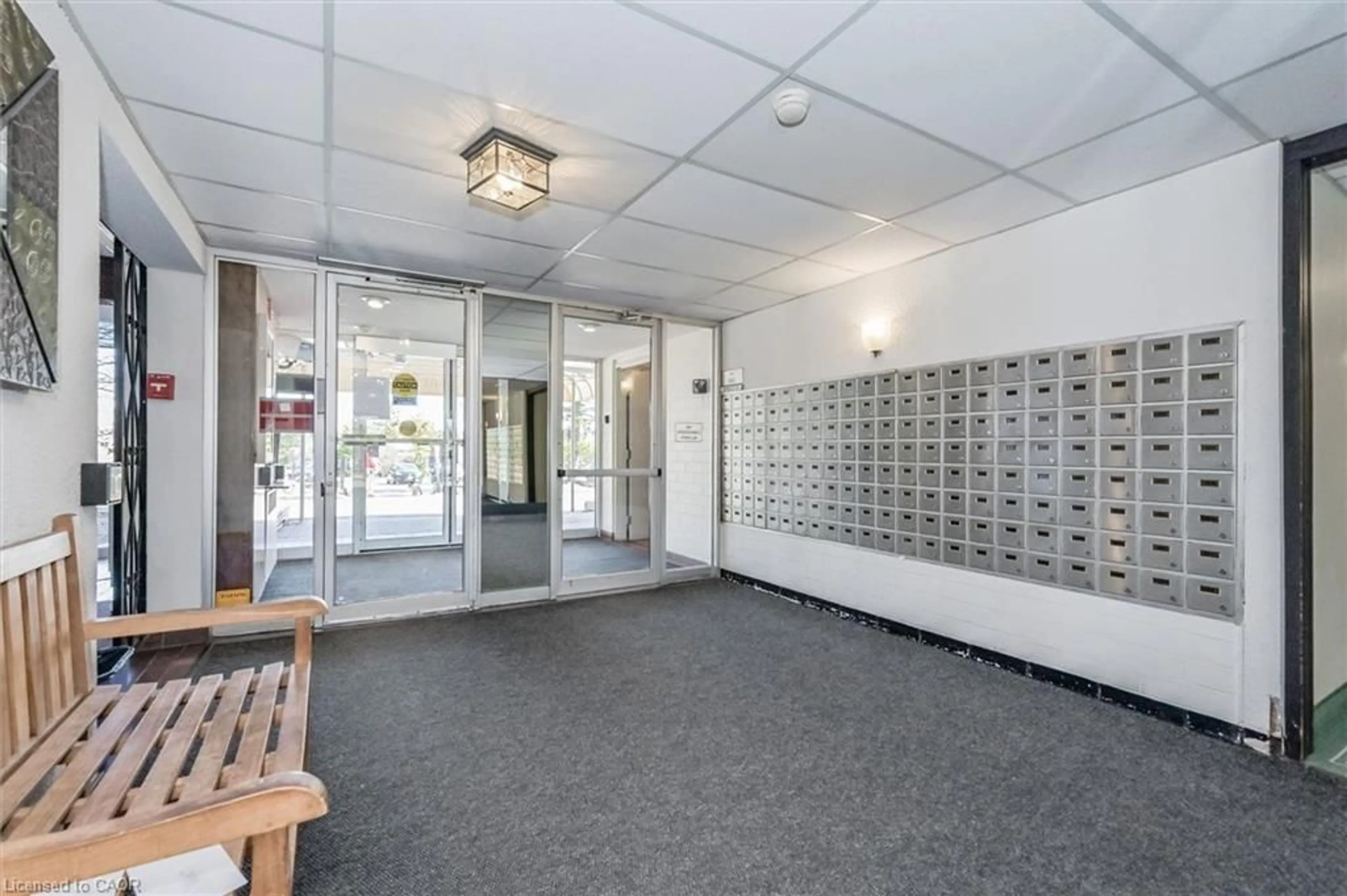 Indoor foyer for 225 Harvard Pl #310, Waterloo Ontario N2J 4H4