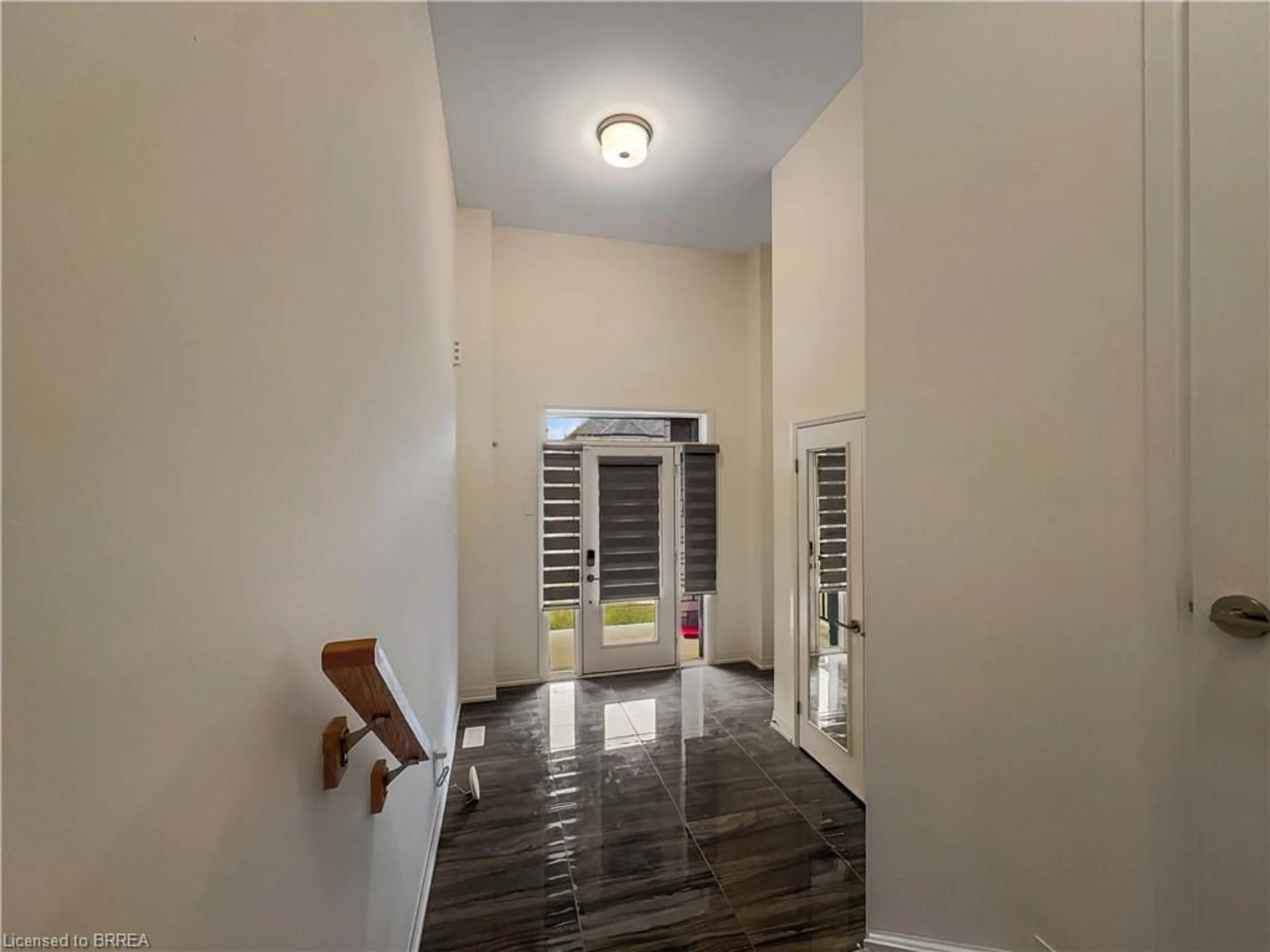 Indoor foyer for 14 Brewis St, Paris Ontario N3L 3E3