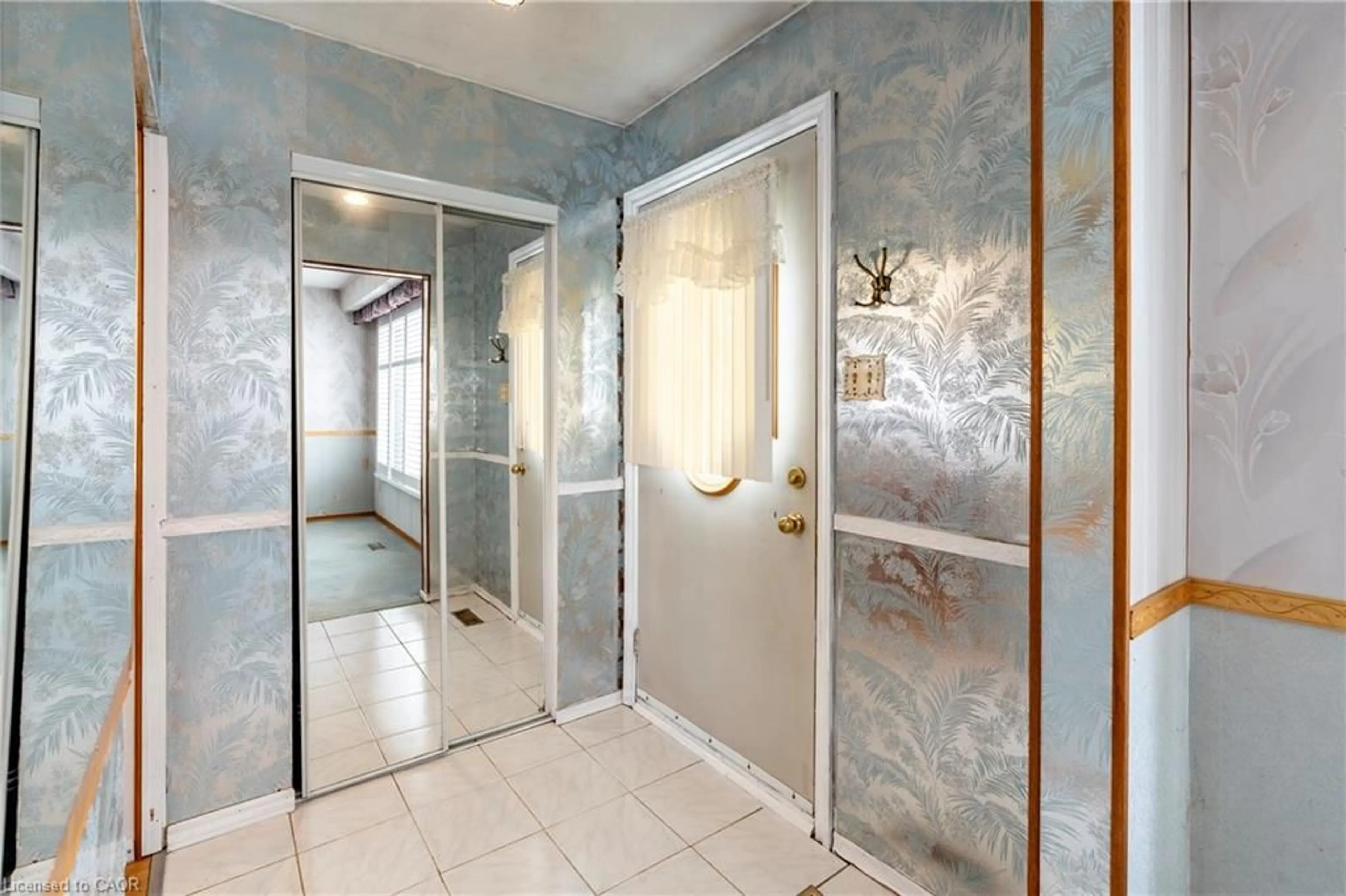 Indoor entryway for 93 Nickolas Cres, Cambridge Ontario N3C 3L7