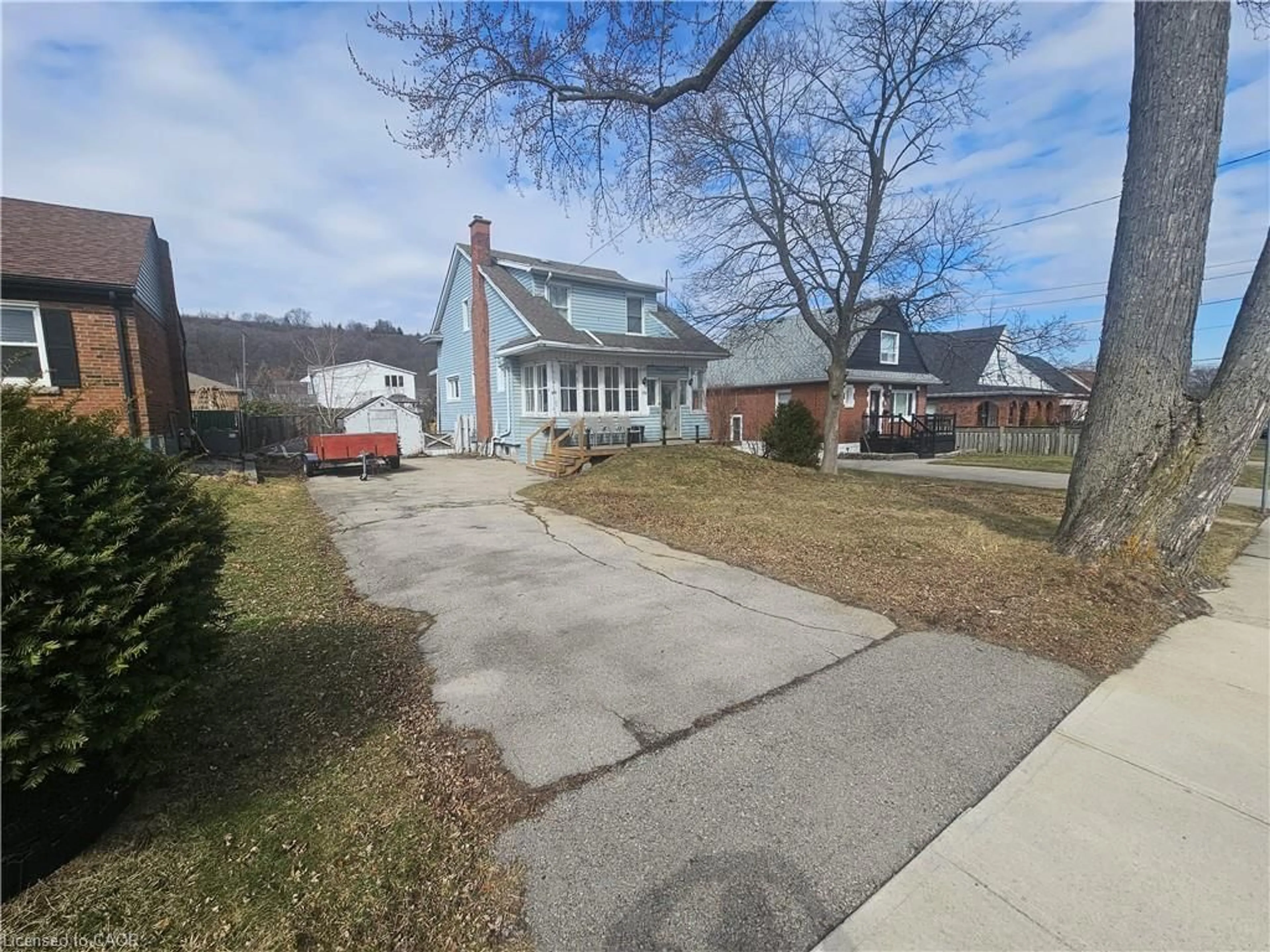 A pic from outside/outdoor area/front of a property/back of a property/a pic from drone, street for 170 Stewartdale Ave, Hamilton Ontario L8K 4P5