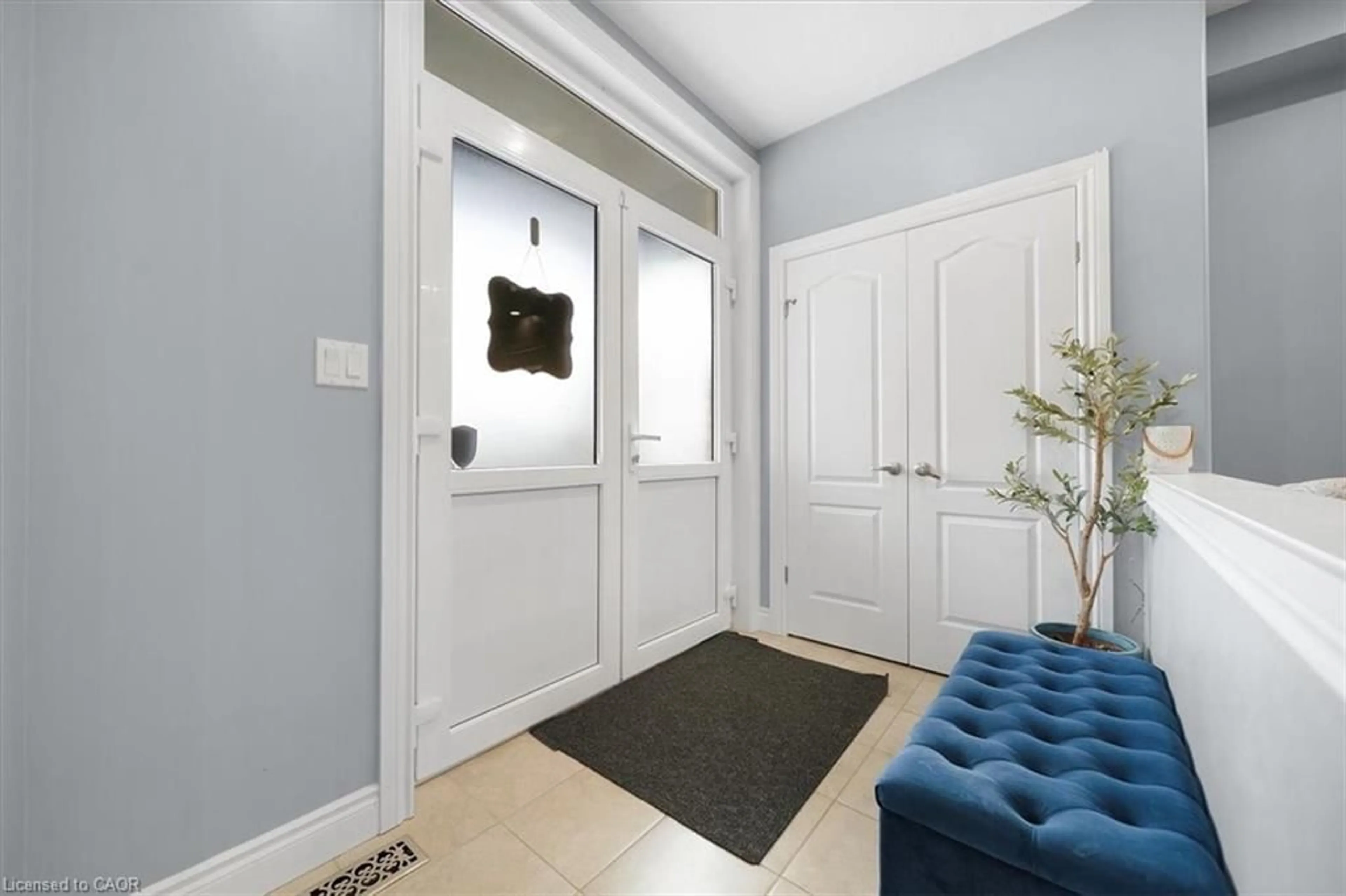 Indoor entryway for 131 Maple Bush Dr, Cambridge Ontario N1T 0B7