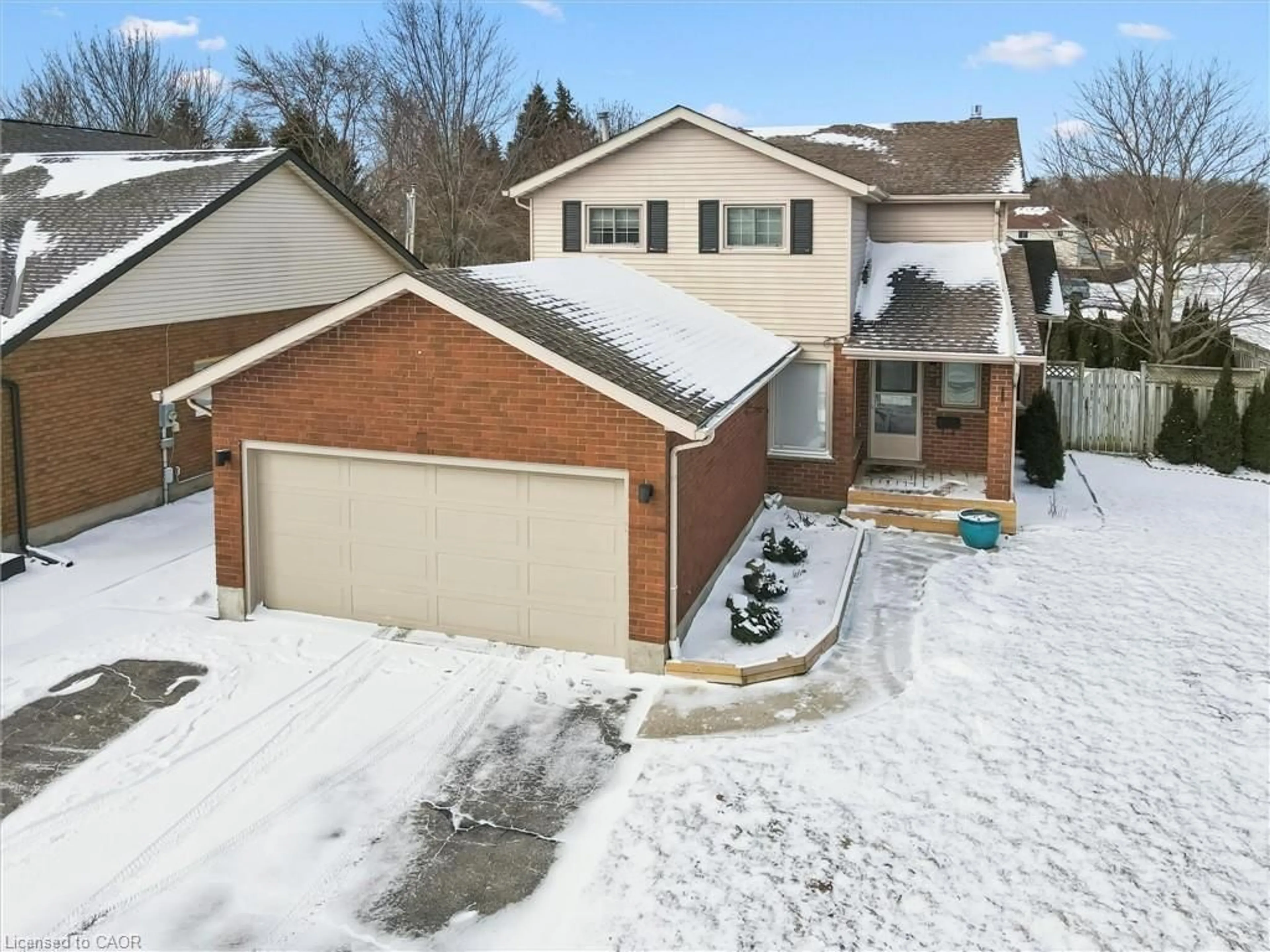 A pic from outside/outdoor area/front of a property/back of a property/a pic from drone, street for 3 Alona Ave, Cambridge Ontario N3C 3Y5