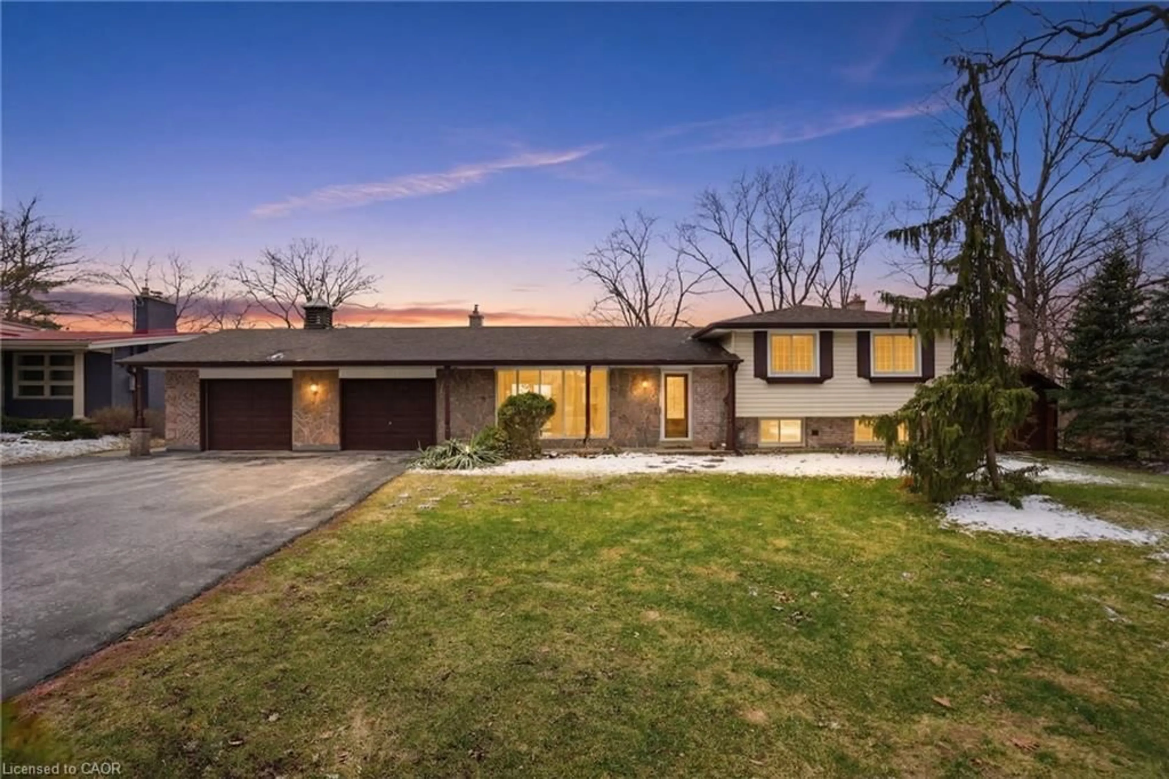 Home with brick exterior material, street for 1 Thorncrest Blvd, Dundas Ontario L9H 7L1