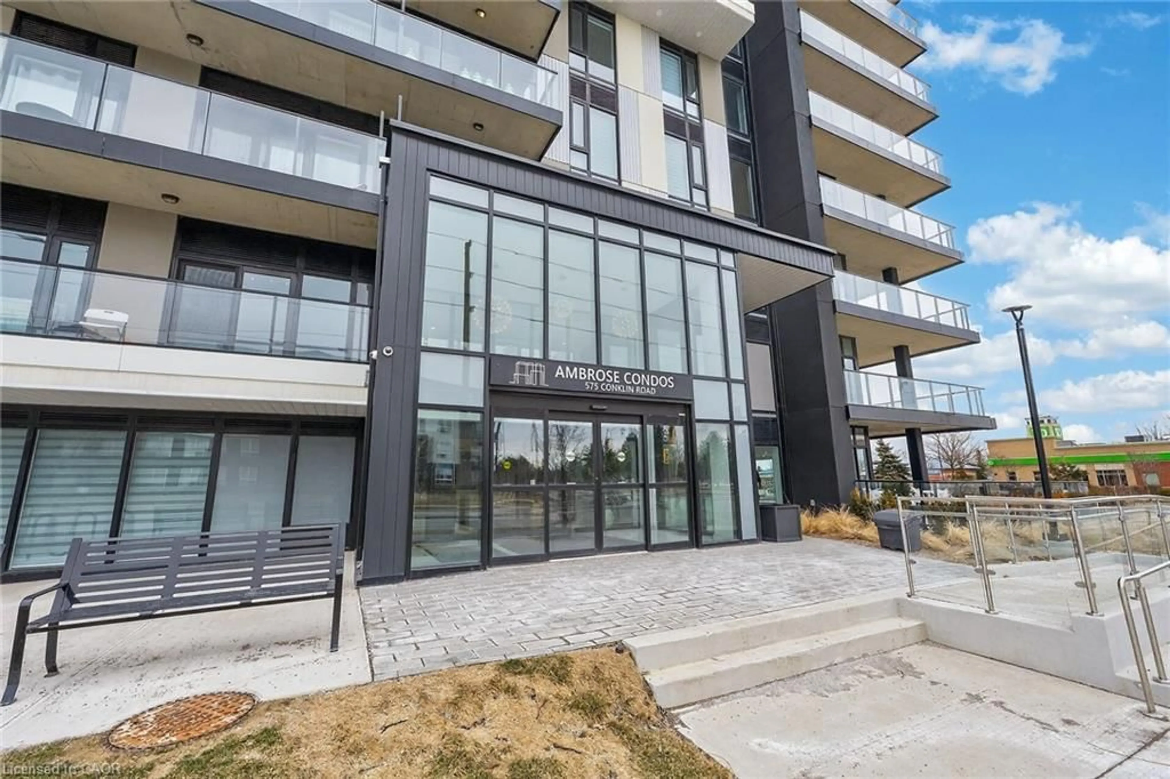 Patio, building for 575 Conklin Rd #308, Brantford Ontario N3T 0B9