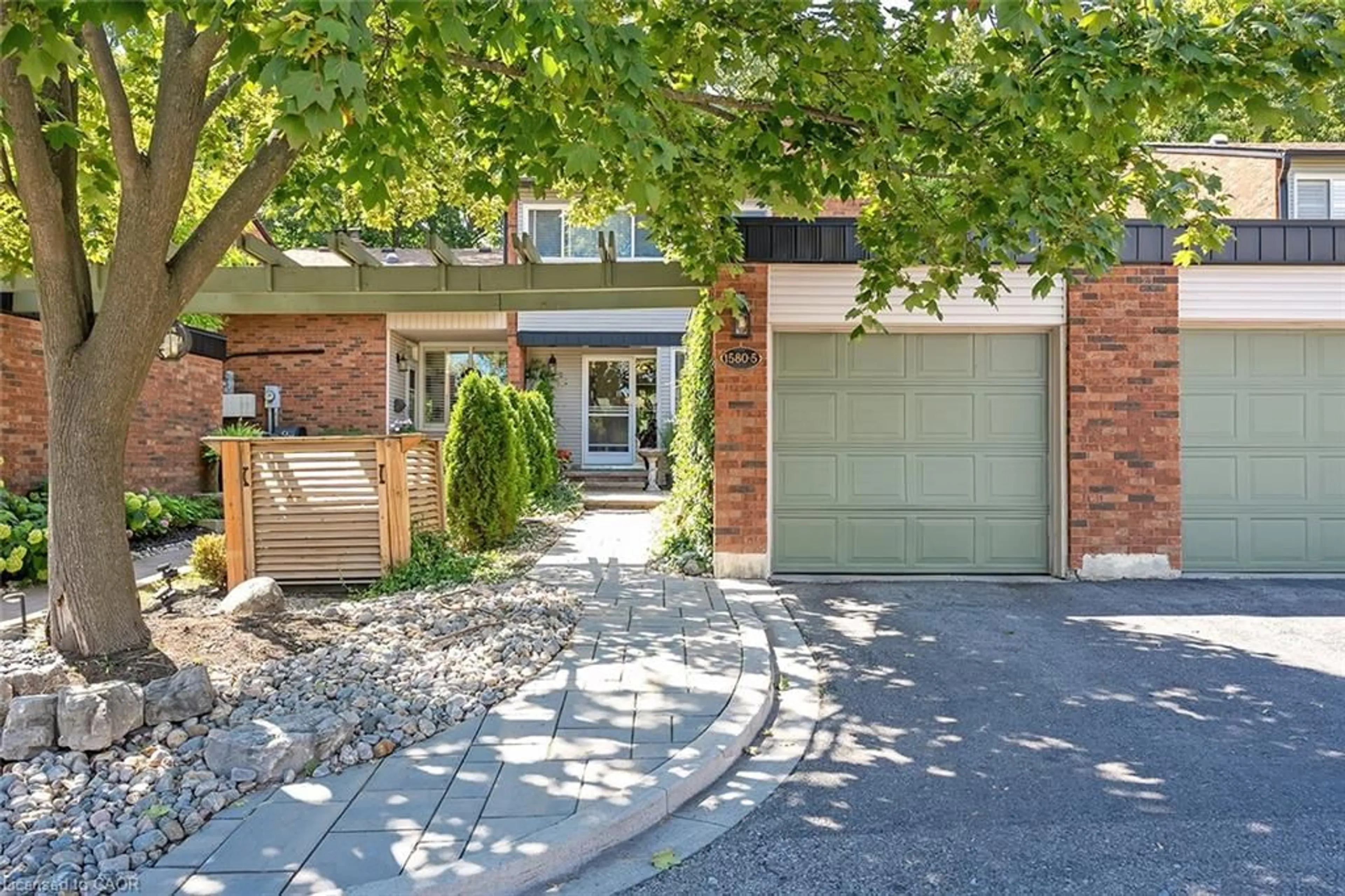 Home with brick exterior material, street for 1580 Kerns Rd #5, Burlington Ontario L7P 3A7