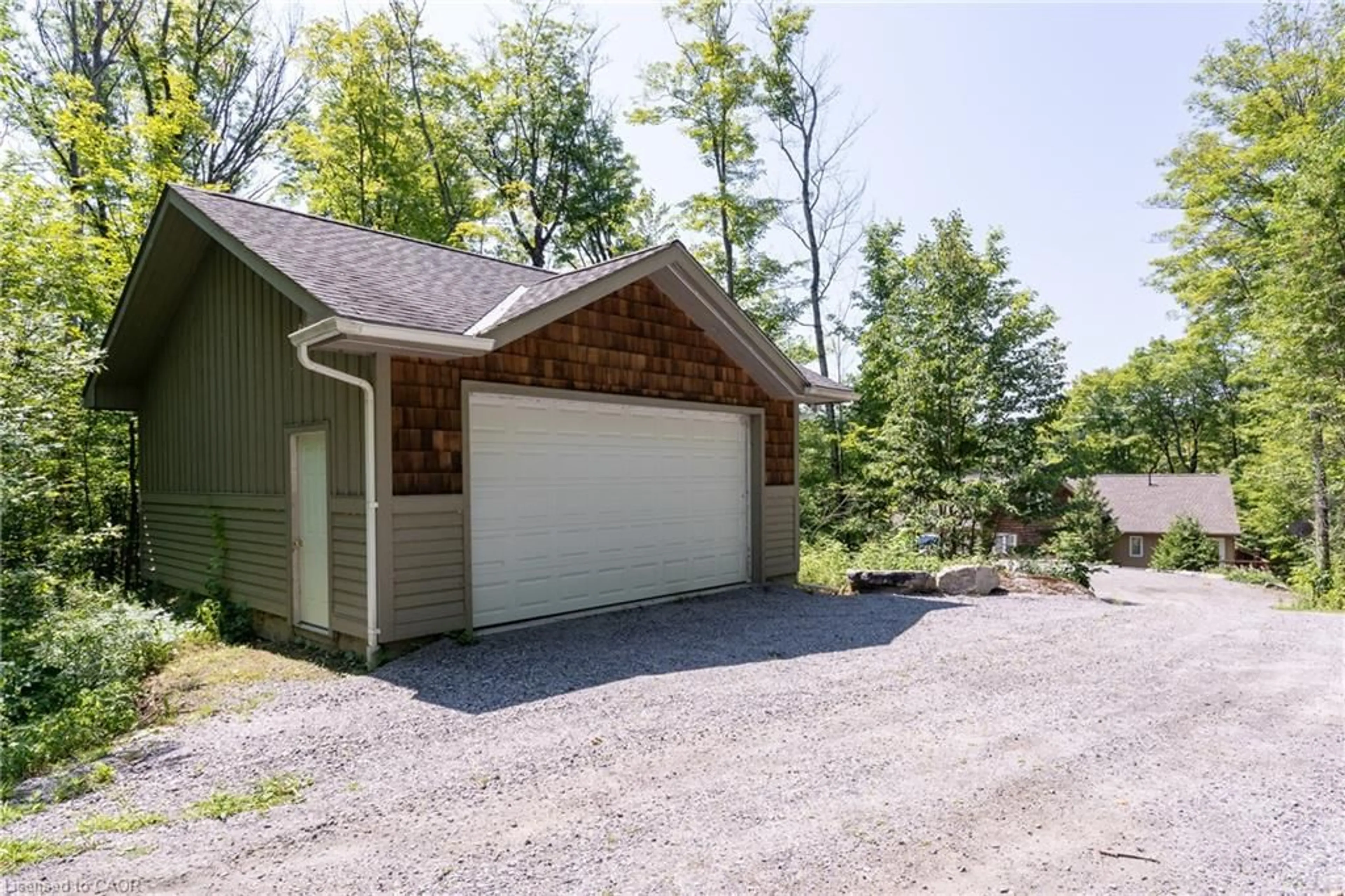 Indoor garage for 1235 Shea Rd, Utterson Ontario P0B 1M0