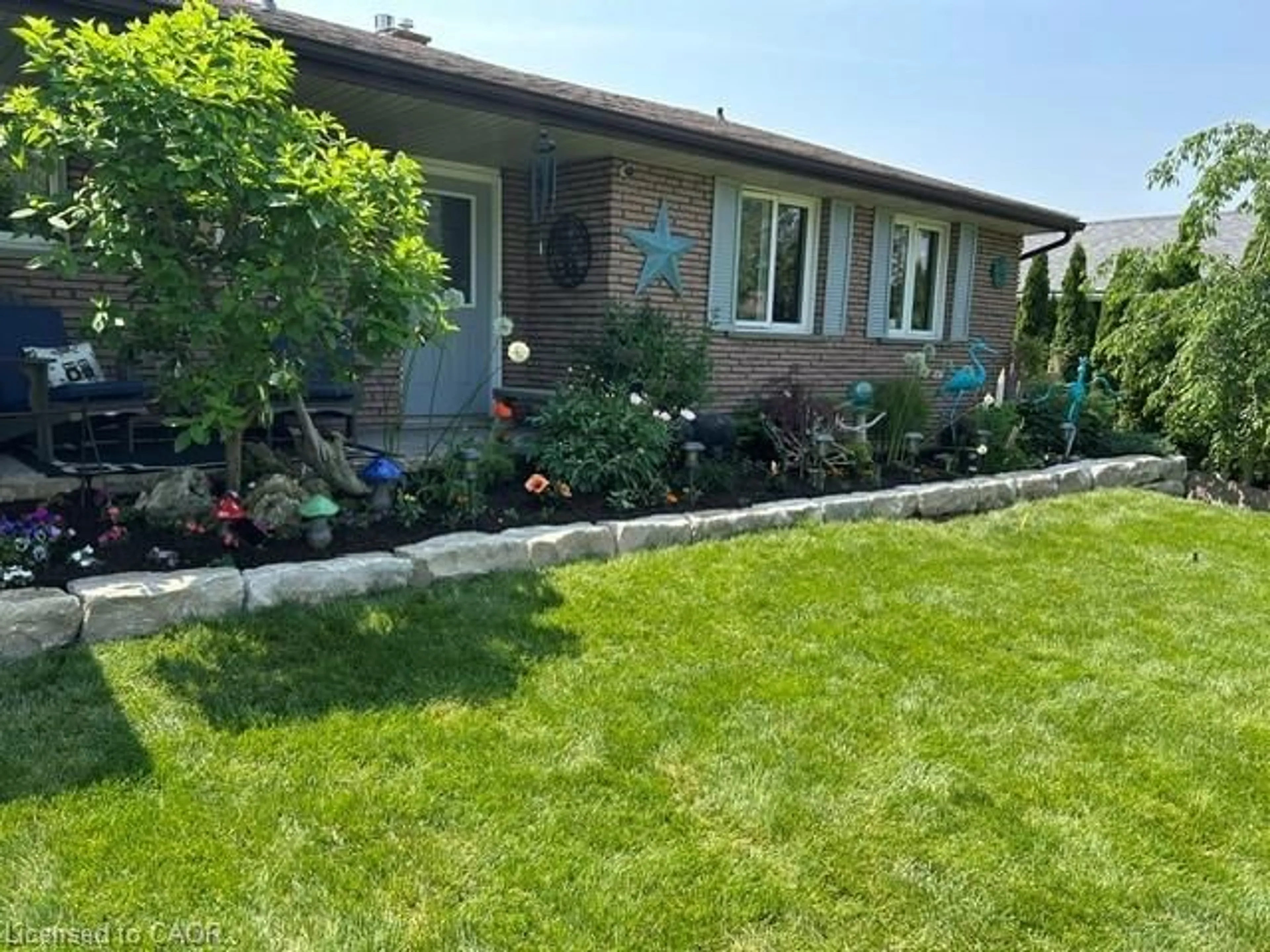 A pic from outside/outdoor area/front of a property/back of a property/a pic from drone, street for 33 Bee St, Booth's Harbour Ontario N0E 1P0
