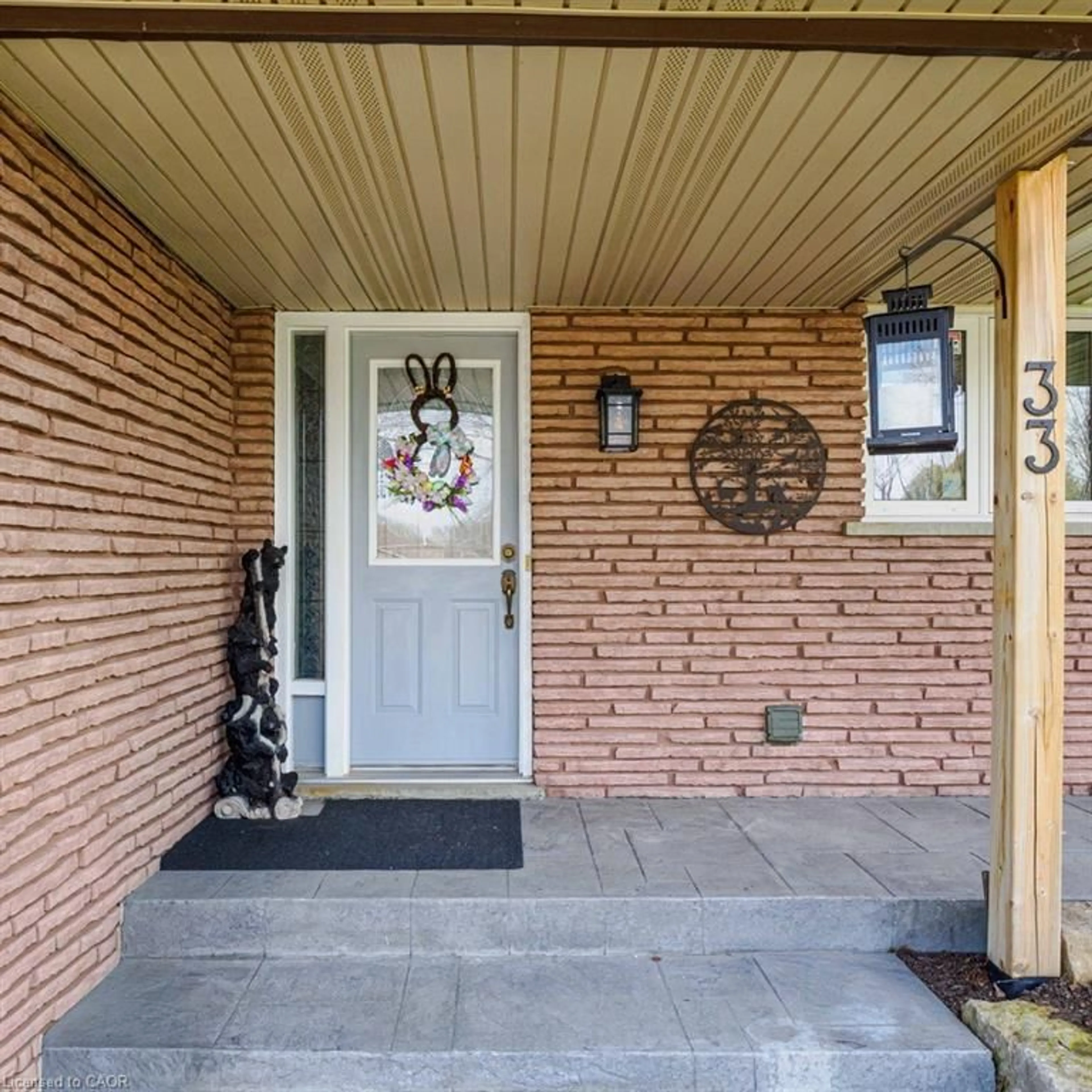 Indoor entryway for 33 Bee St, Booth's Harbour Ontario N0E 1P0