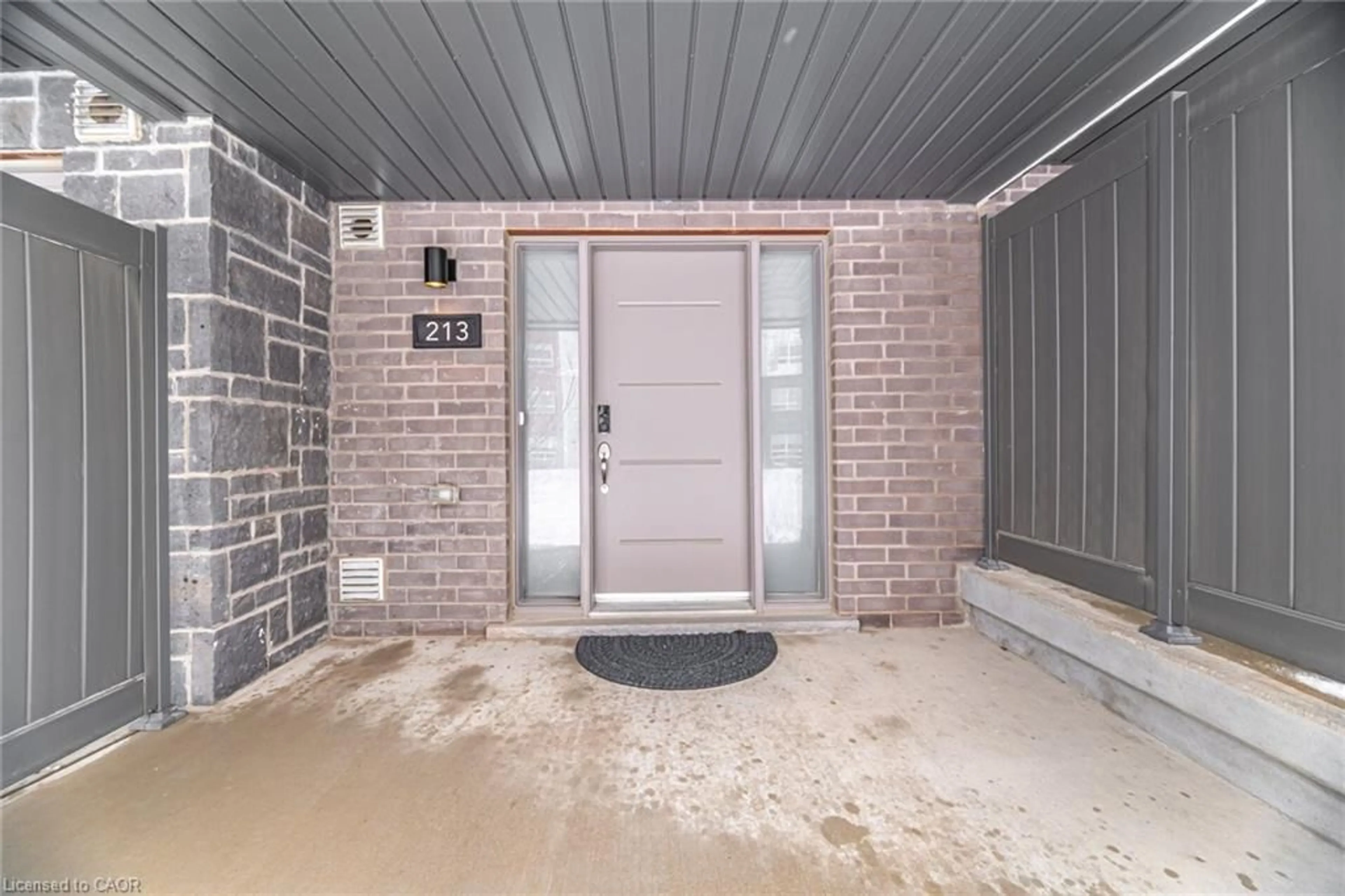 Indoor entryway for 213 West Oak Trail #213, Kitchener Ontario N2R 0R9