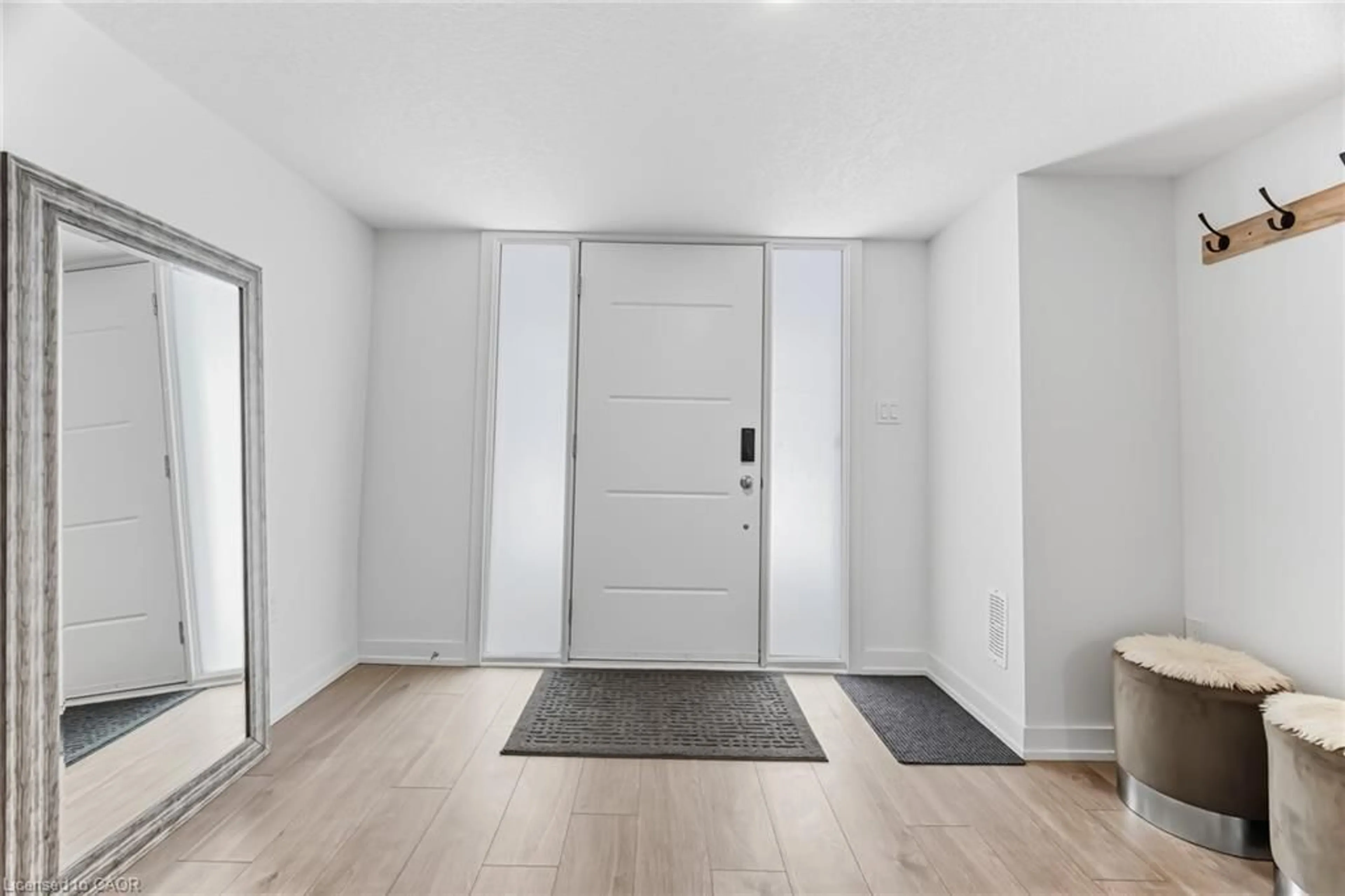 Indoor entryway for 213 West Oak Trail #213, Kitchener Ontario N2R 0R9