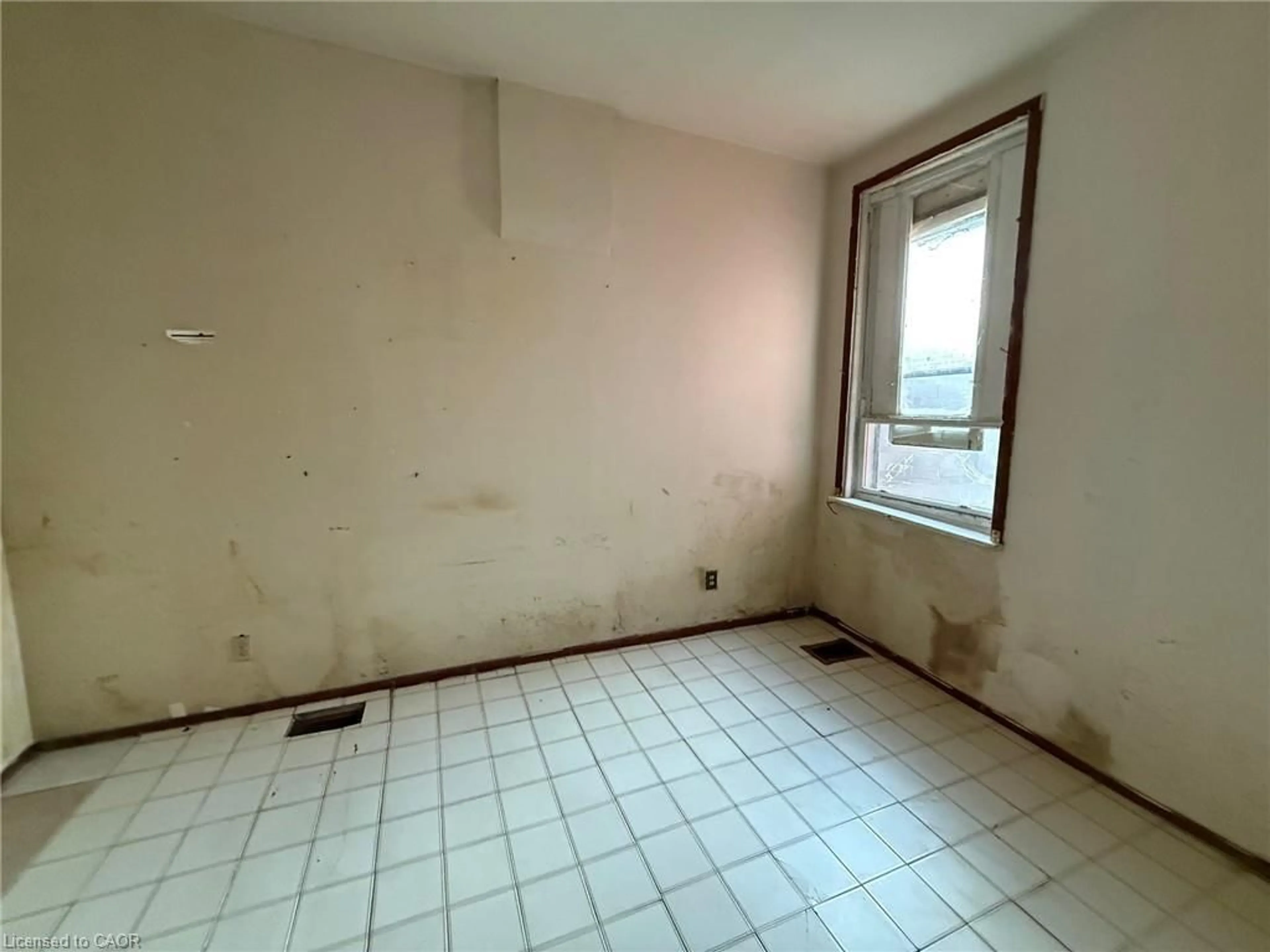 A pic of a room for 118 Cathcart St, Hamilton Ontario L8L 5A2