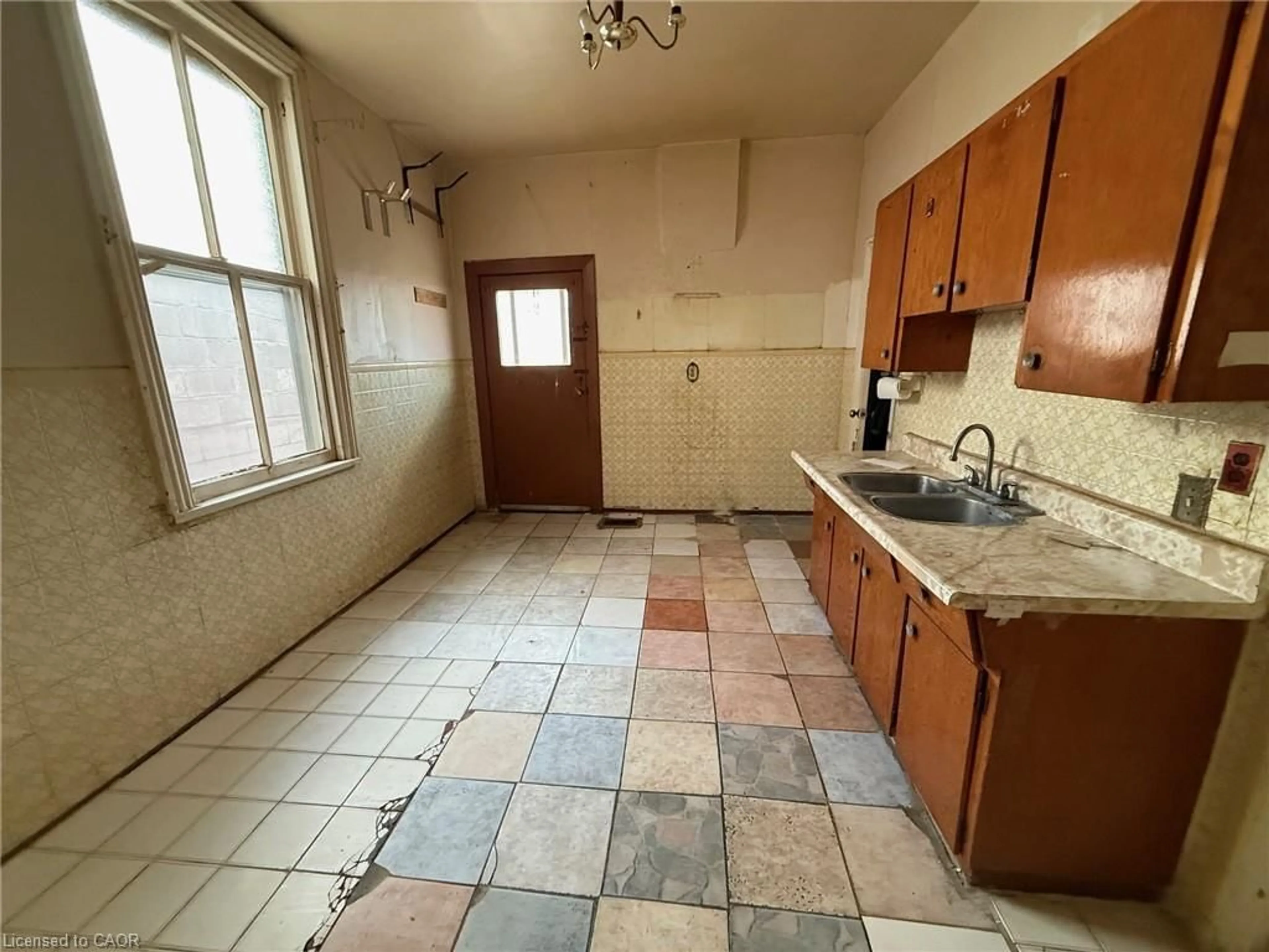 A pic of a room for 118 Cathcart St, Hamilton Ontario L8L 5A2