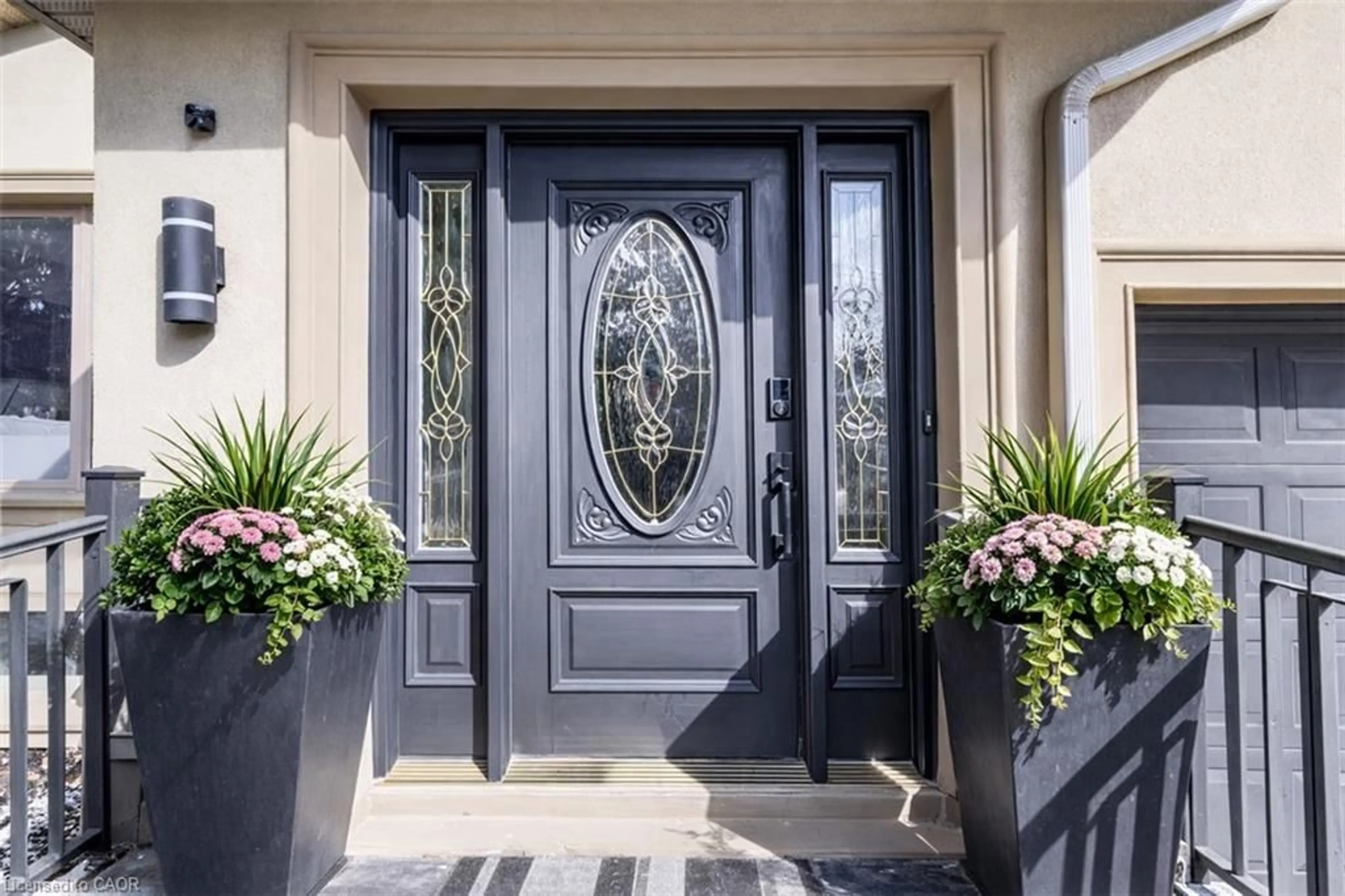 Indoor entryway for 4 Peter St, Hamilton Ontario L8B 0Z4