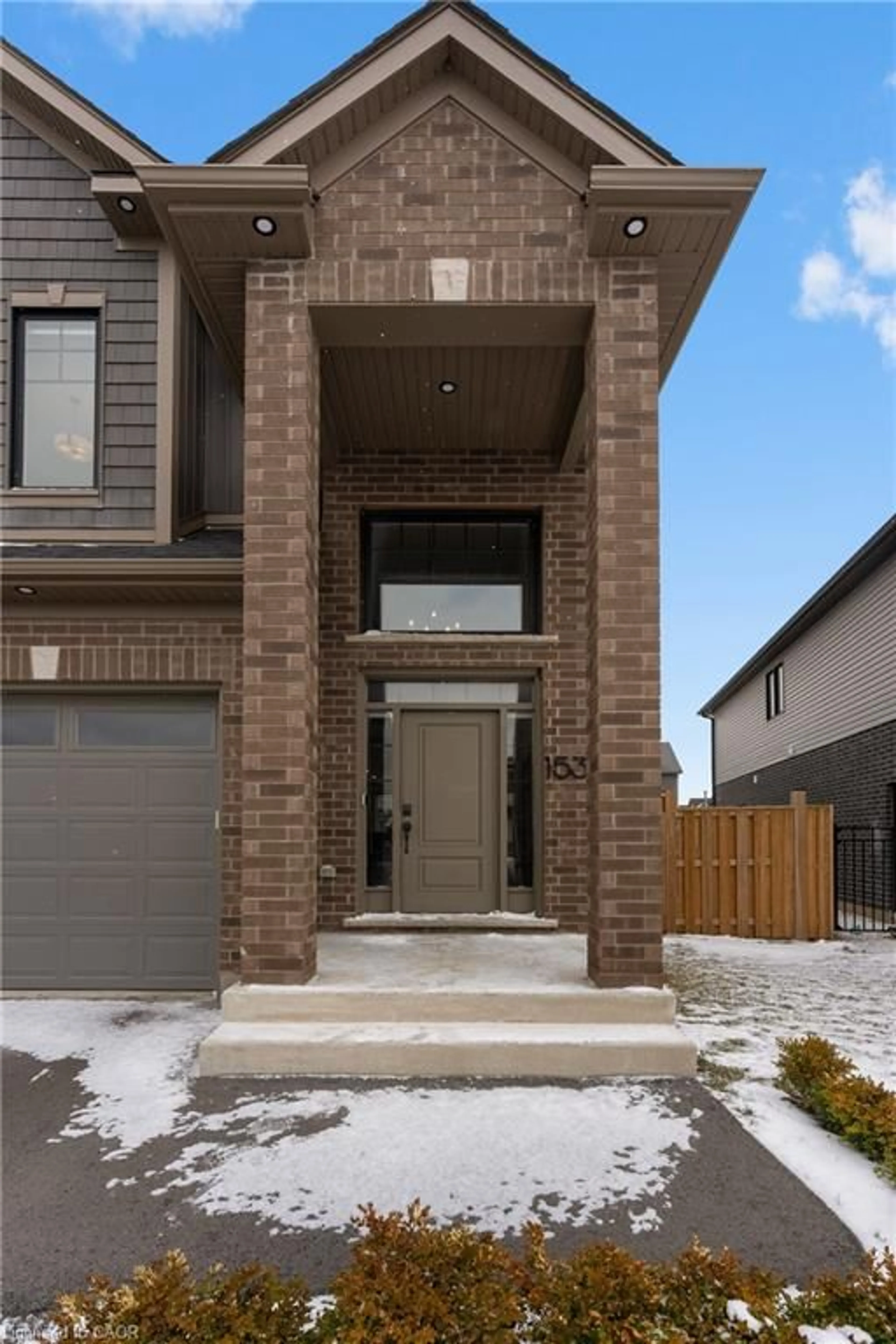 Home with brick exterior material, street for 153 Susan Dr, Fonthill Ontario L3E 0B2