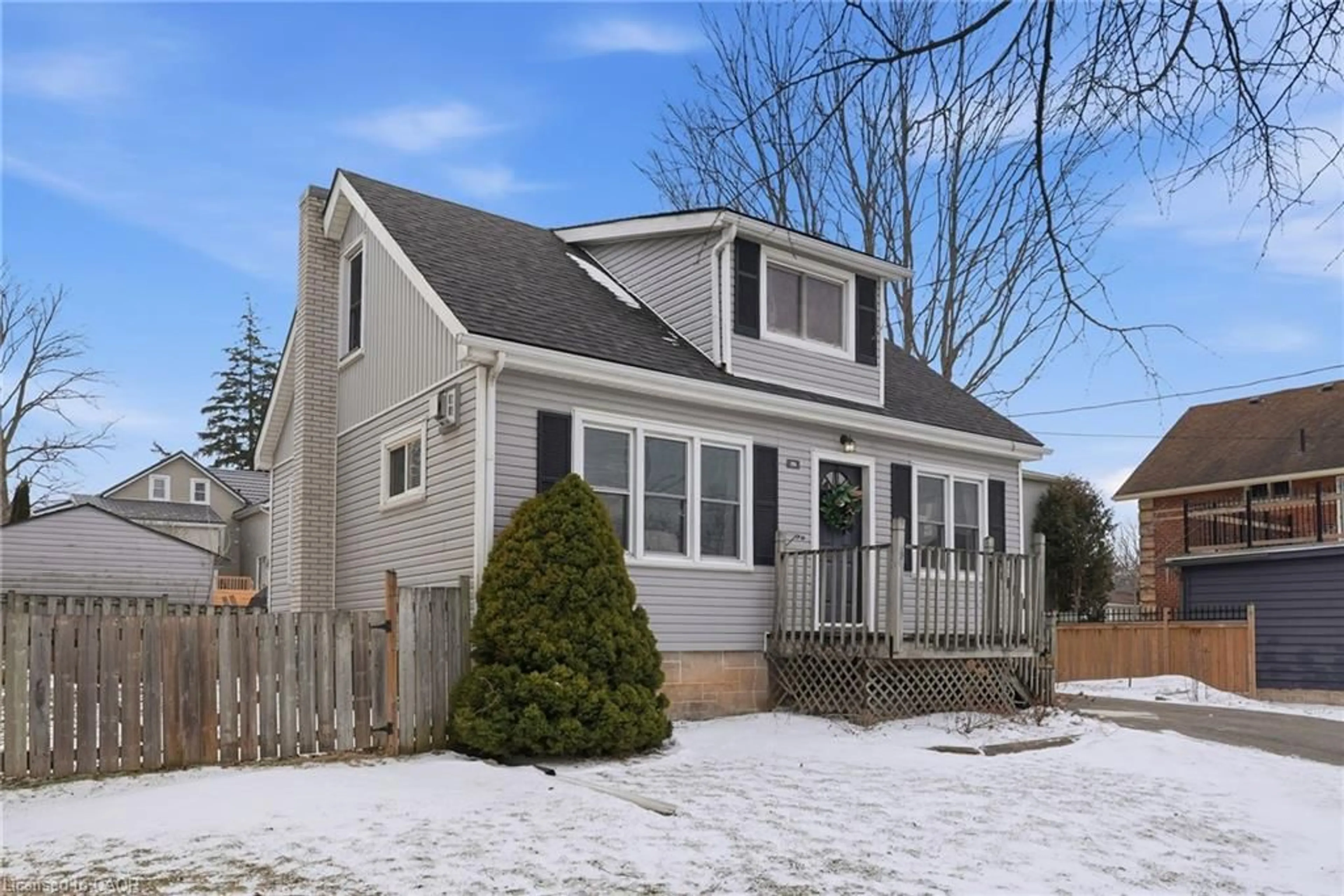 Home with vinyl exterior material, street for 196 Queen St, Fergus Ontario N1M 1S7