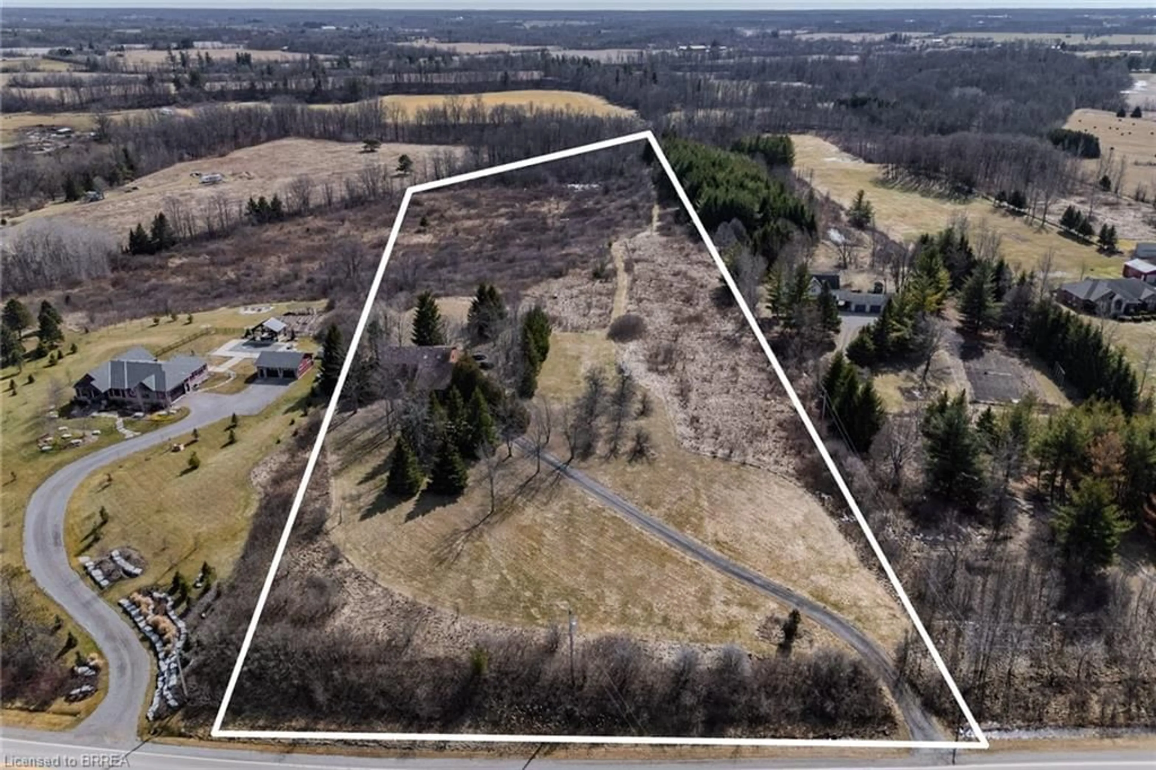 A pic from outside/outdoor area/front of a property/back of a property/a pic from drone, unknown for 39 Baptist Church Rd, Brantford Ontario N3T 5L4