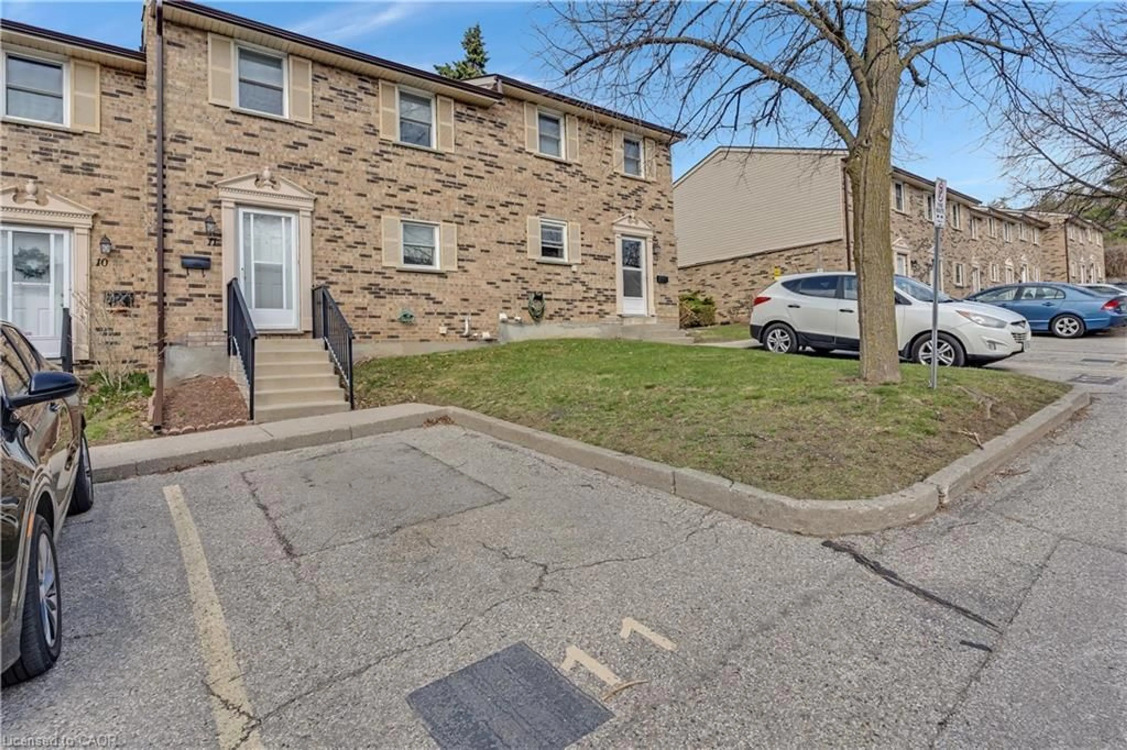 A pic from outside/outdoor area/front of a property/back of a property/a pic from drone, street for 175 Cedar St #11, Cambridge Ontario N1S 4X8