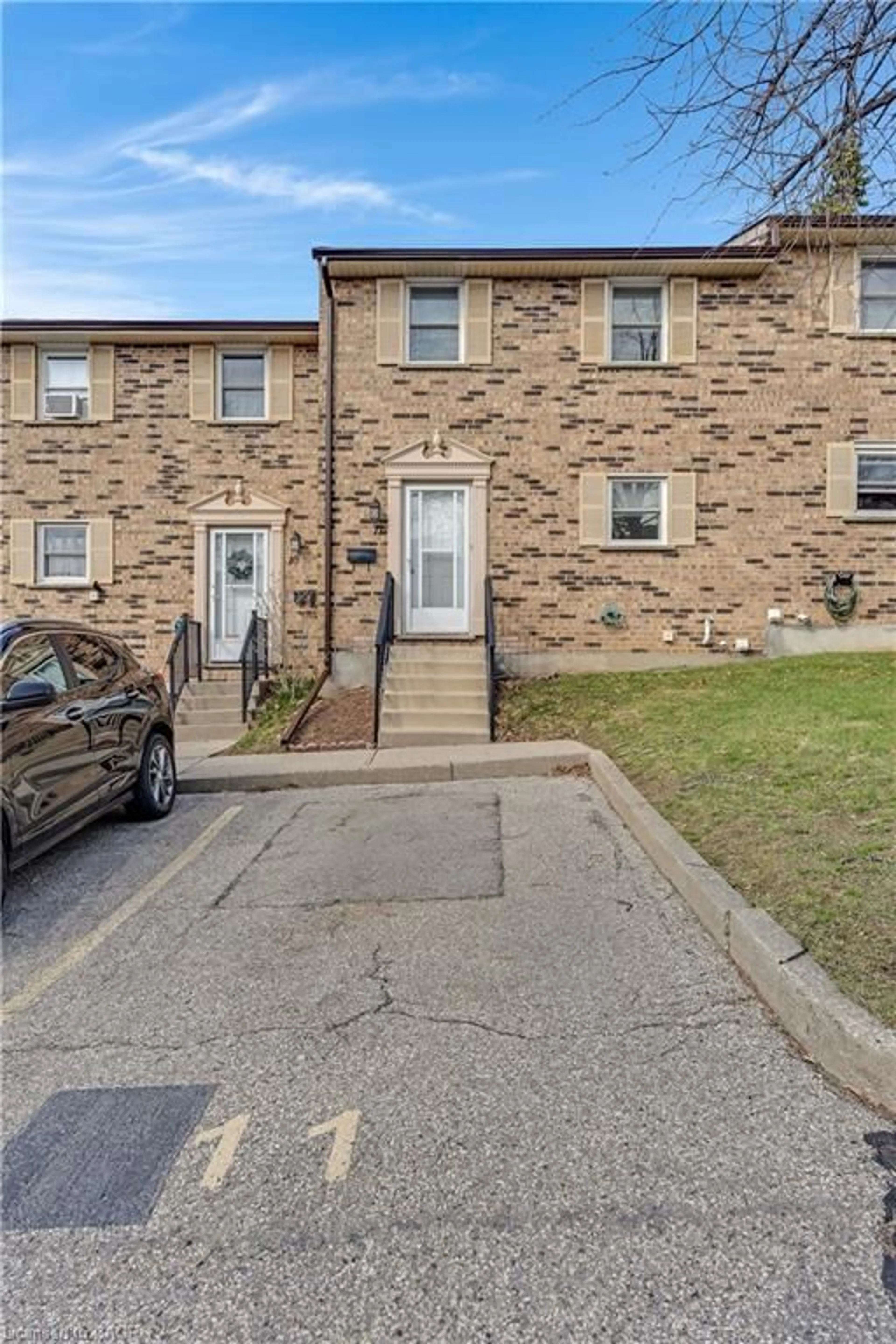 A pic from outside/outdoor area/front of a property/back of a property/a pic from drone, street for 175 Cedar St #11, Cambridge Ontario N1S 4X8