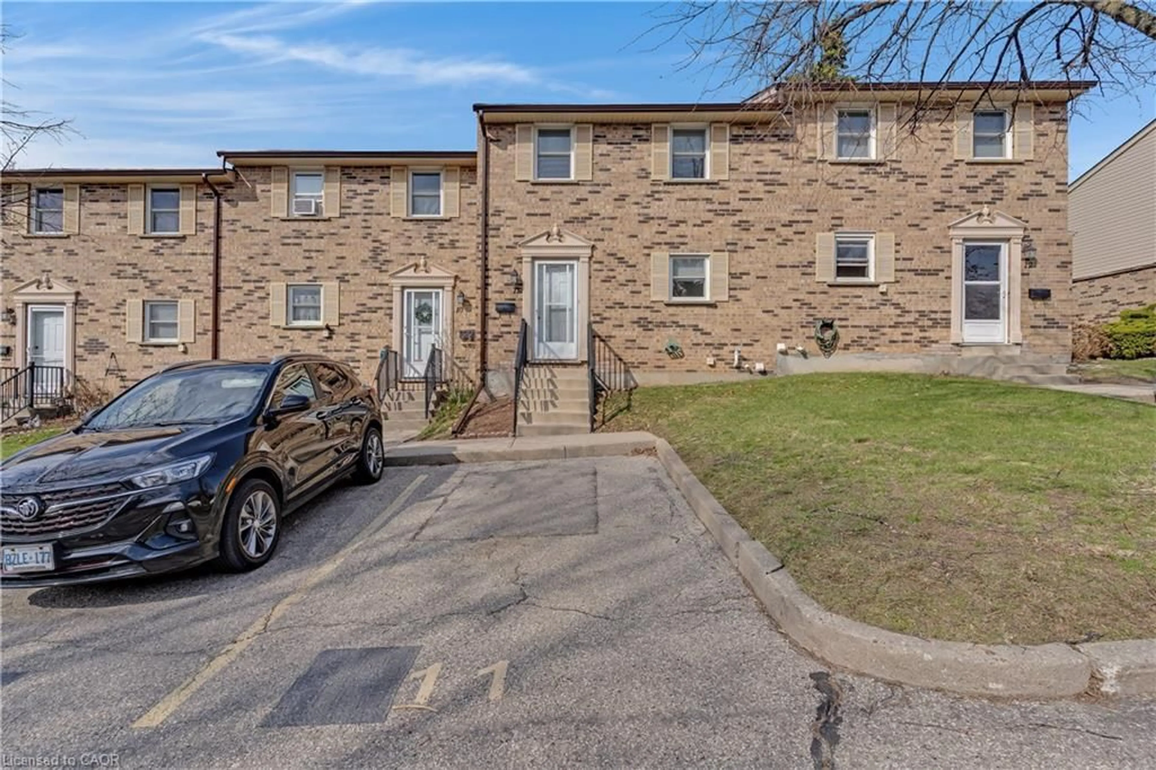 A pic from outside/outdoor area/front of a property/back of a property/a pic from drone, street for 175 Cedar St #11, Cambridge Ontario N1S 4X8
