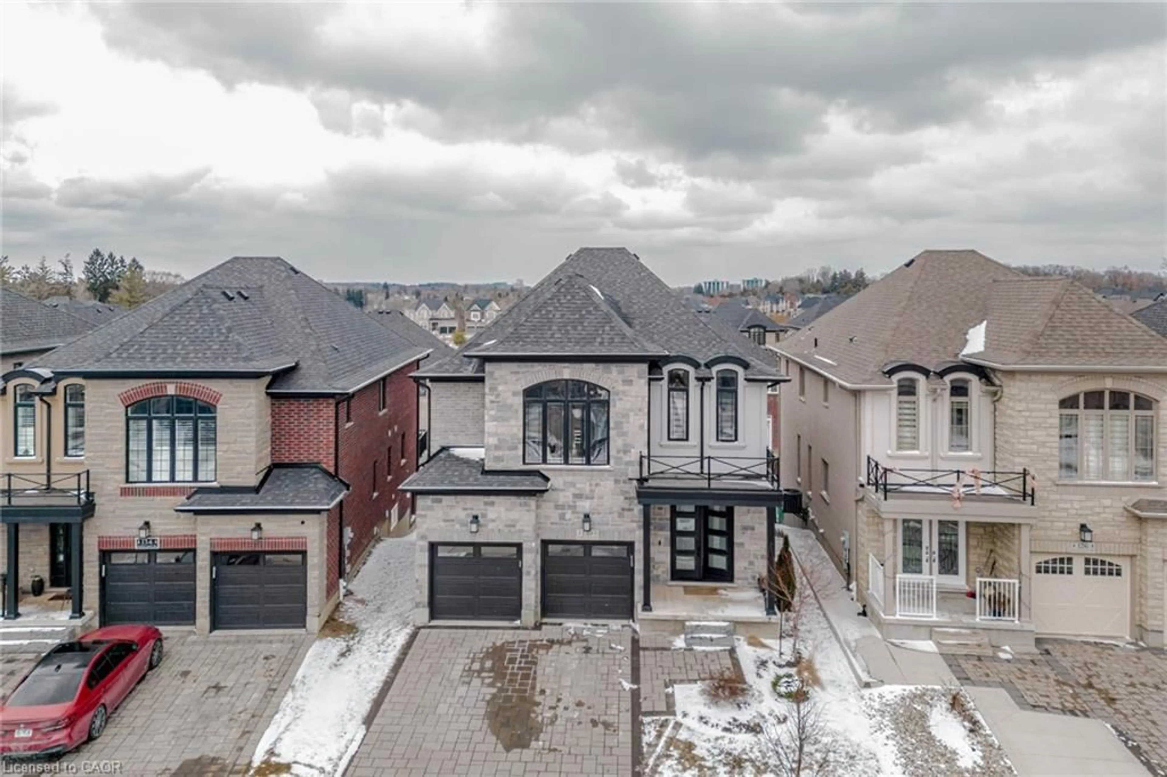 A pic from outside/outdoor area/front of a property/back of a property/a pic from drone, street for 130 Pondcliffe Dr, Kitchener Ontario N2R 0M4