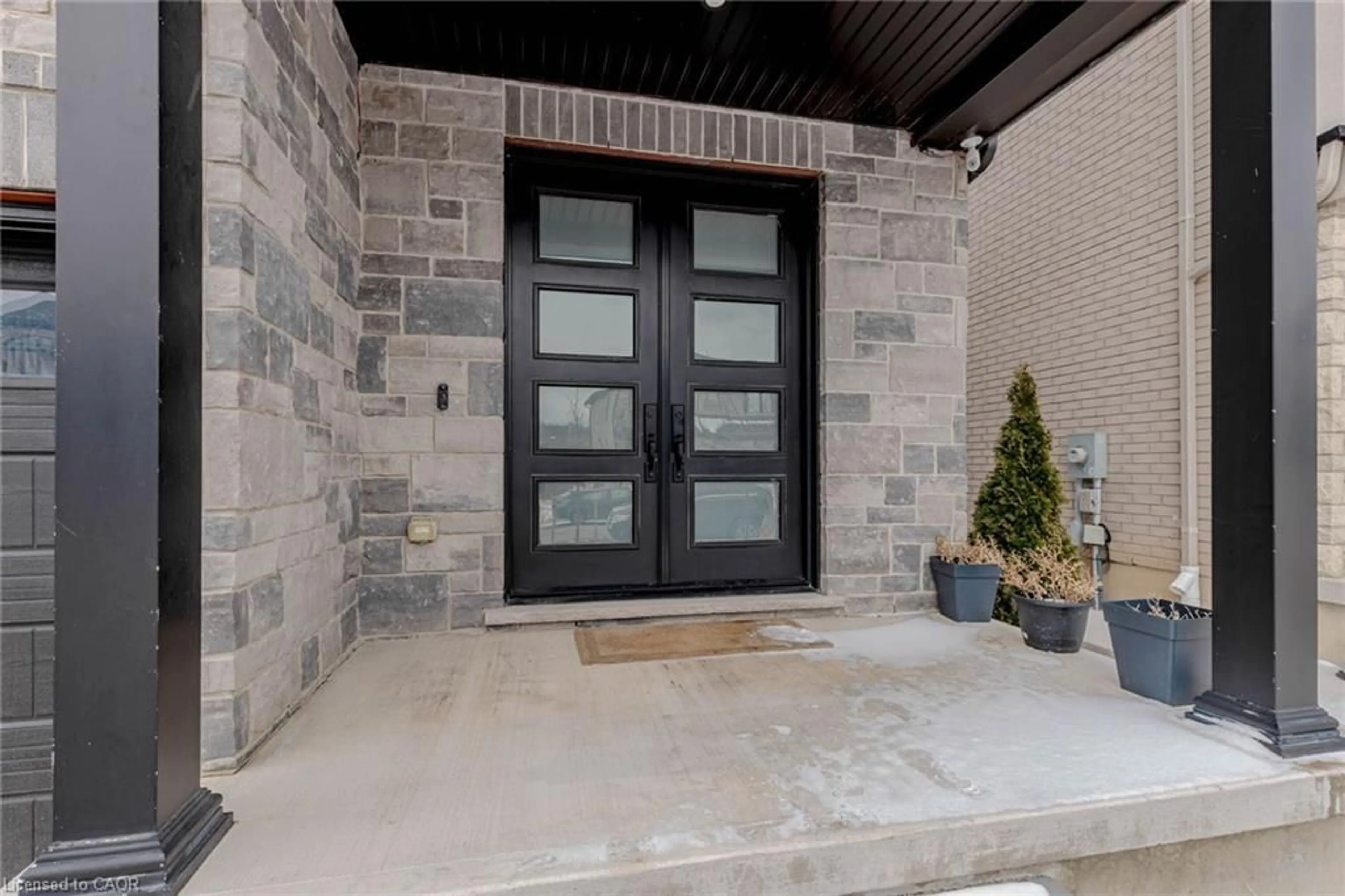 Indoor entryway for 130 Pondcliffe Dr, Kitchener Ontario N2R 0M4