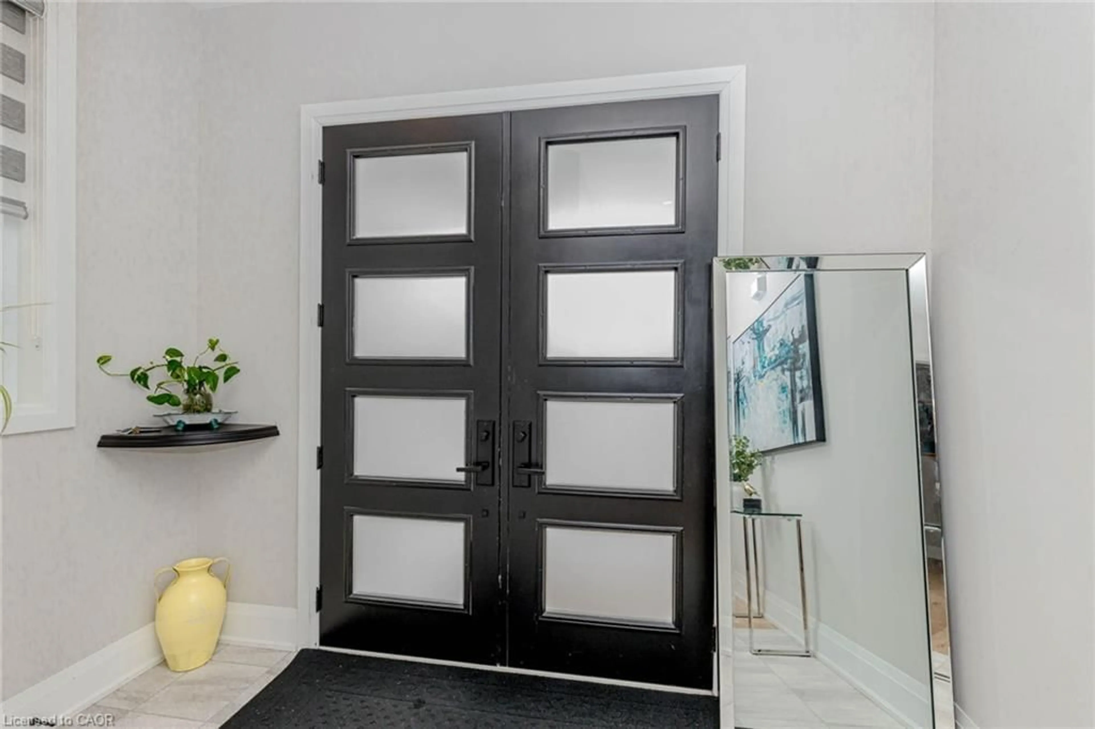 Indoor entryway for 130 Pondcliffe Dr, Kitchener Ontario N2R 0M4