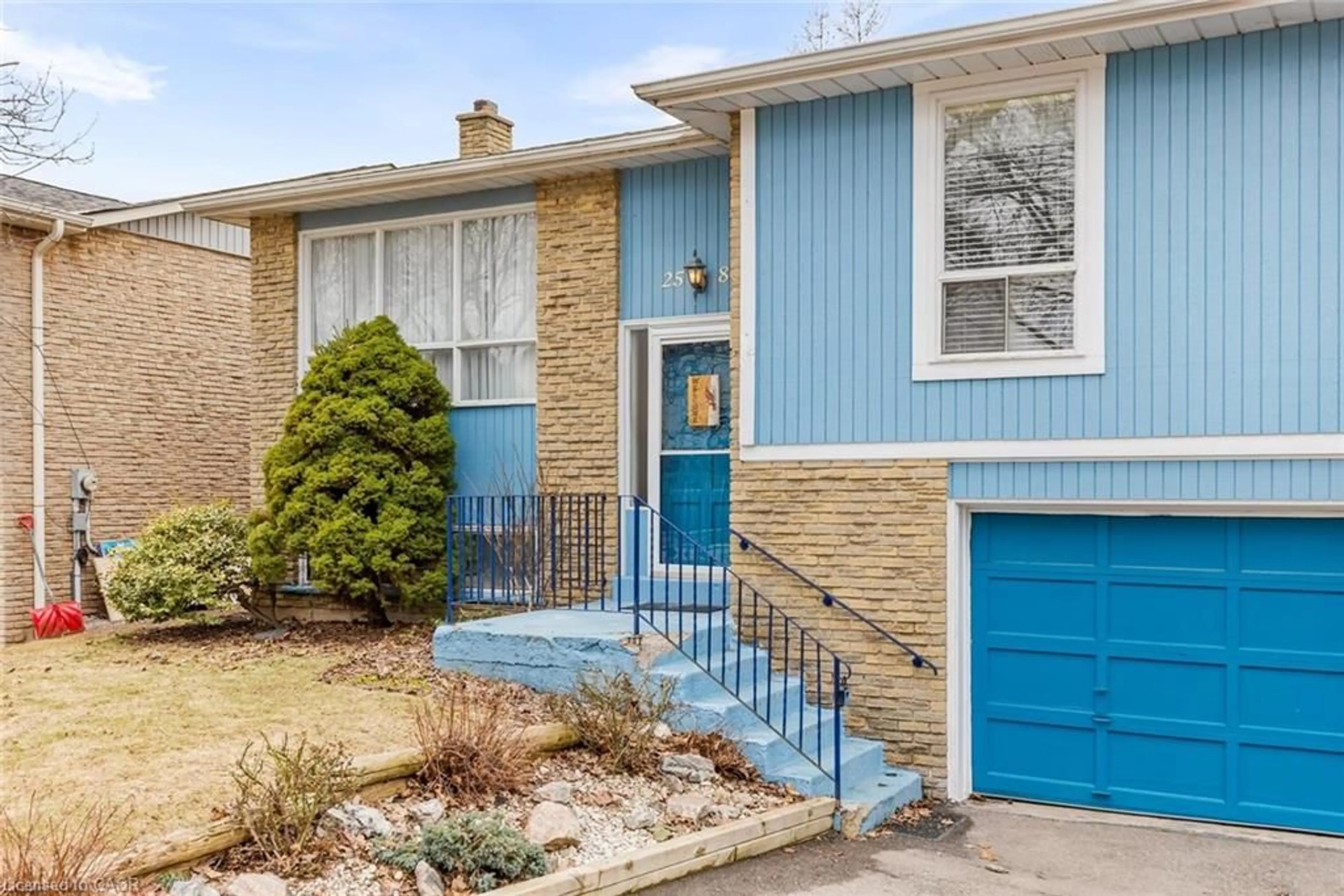 Home with vinyl exterior material, street for 2580 Brasilia Cir, Mississauga Ontario L5N 2G1