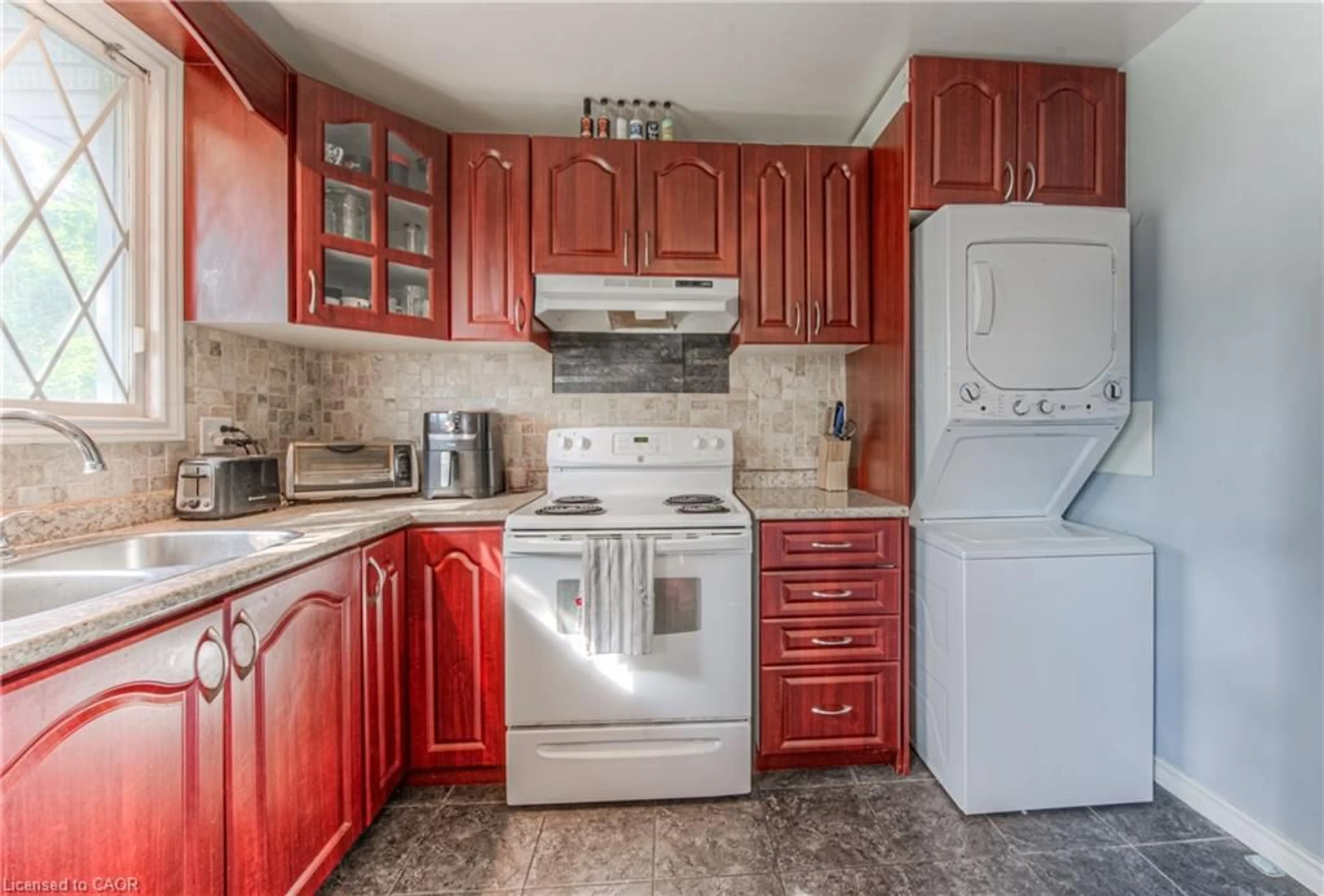 Standard kitchen, ceramic/tile floor for 553 Teakwood Dr, Waterloo Ontario N2L 4L5