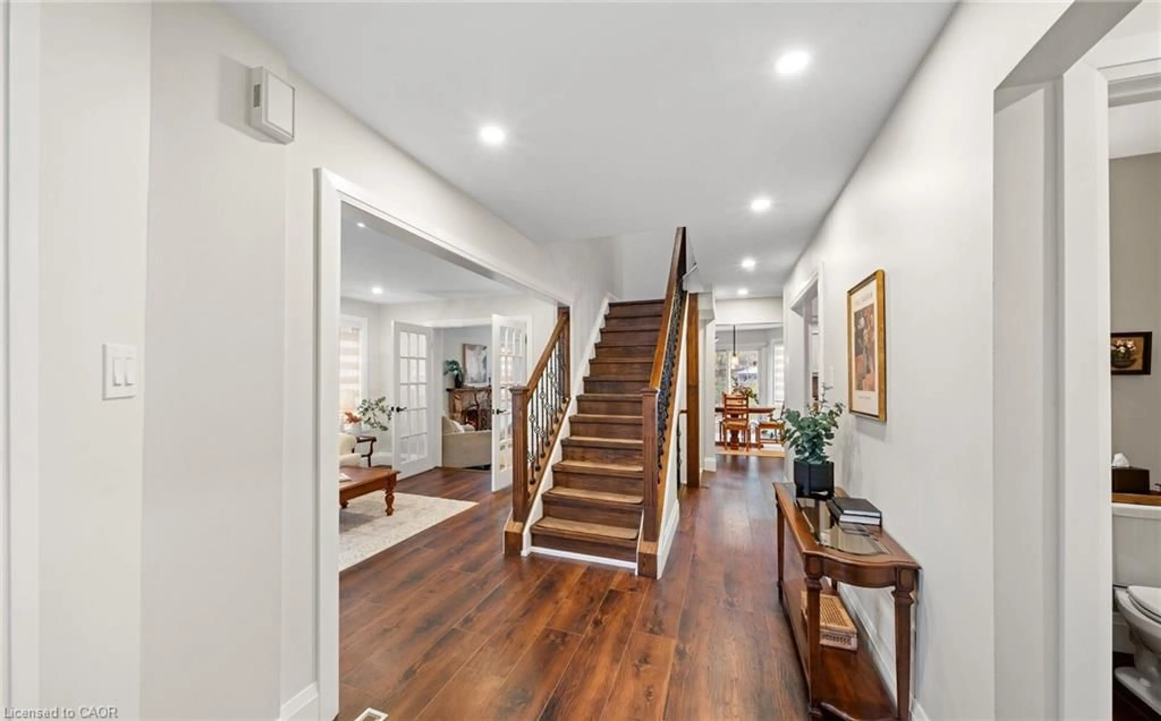 Indoor foyer for 4516 Gullfoot Cir, Mississauga Ontario L4Z 2J2