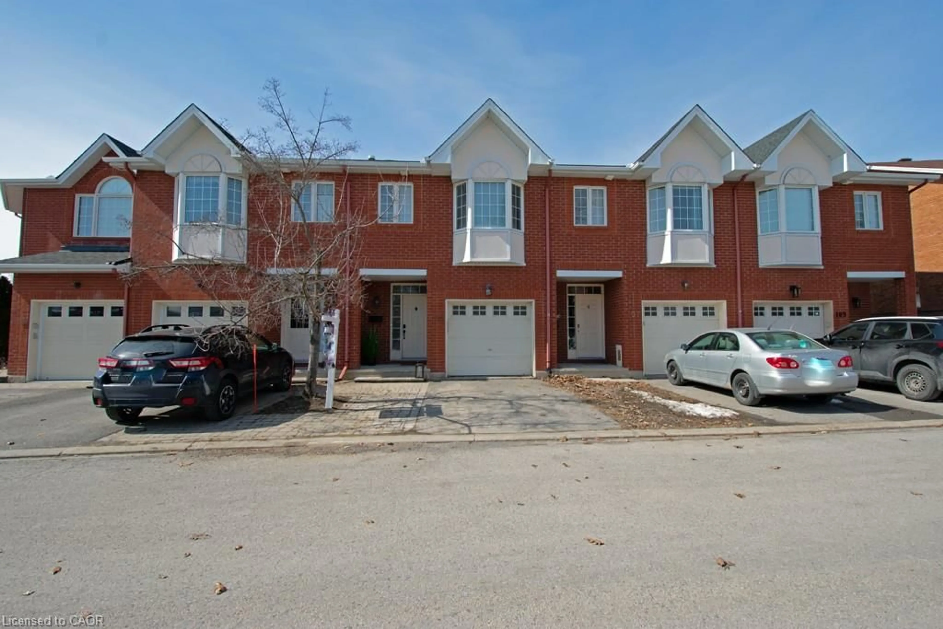 A pic from outside/outdoor area/front of a property/back of a property/a pic from drone, street for 105 Tall Oak Pvt, Ottawa Ontario K1G 6T3