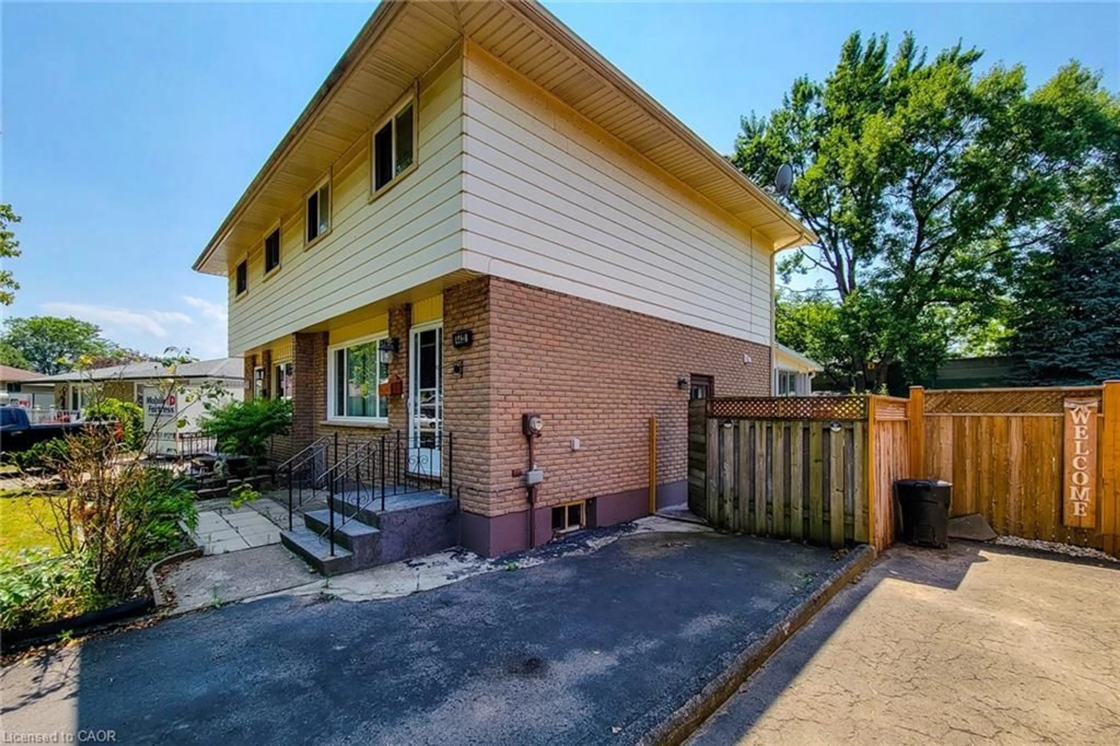 Home with brick exterior material, street for 4433 Meadowvale Dr, Niagara Falls Ontario L2E 5W8