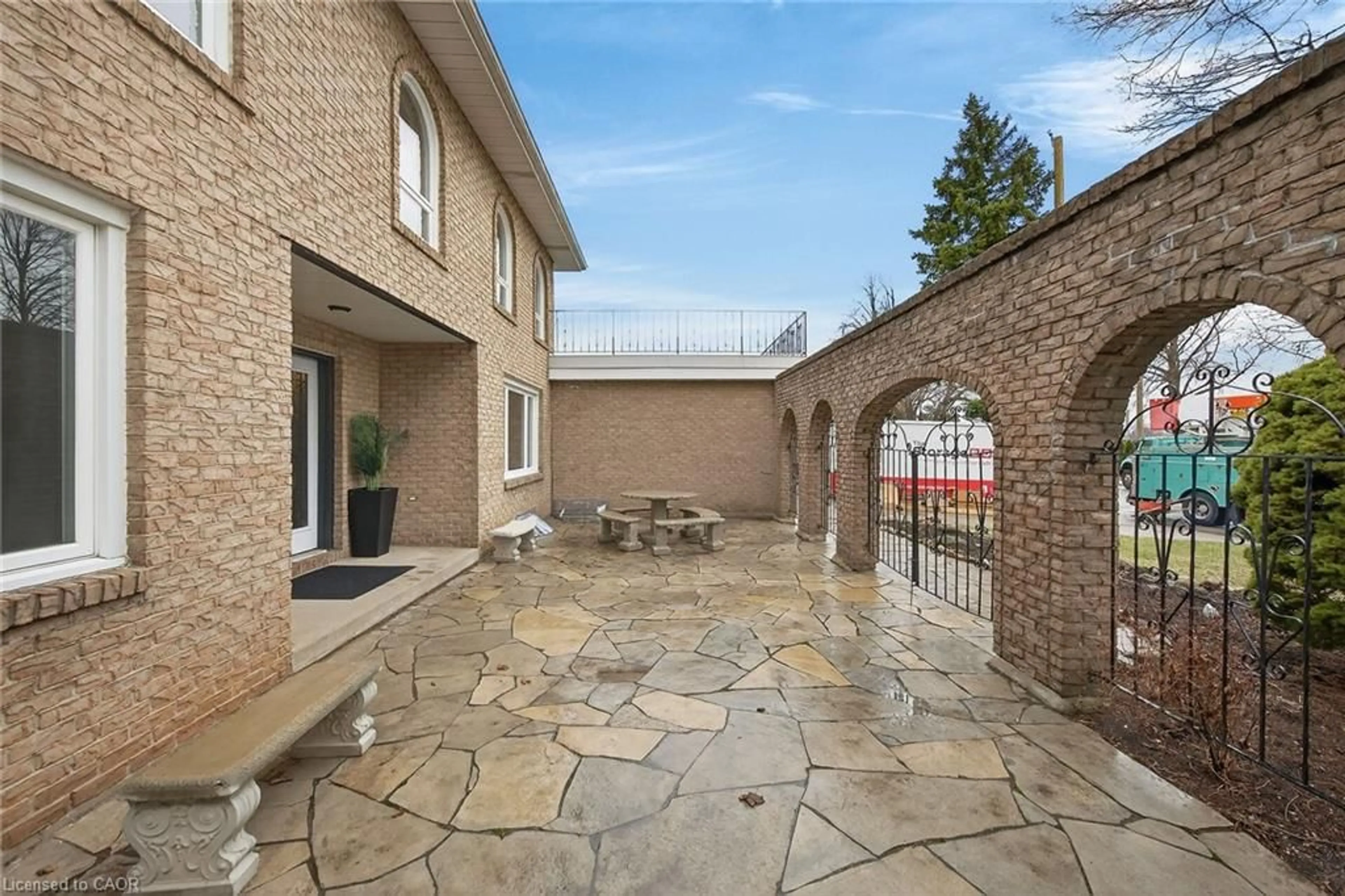 Patio, street for 22 Woodside Dr, Hamilton Ontario L8T 1C3