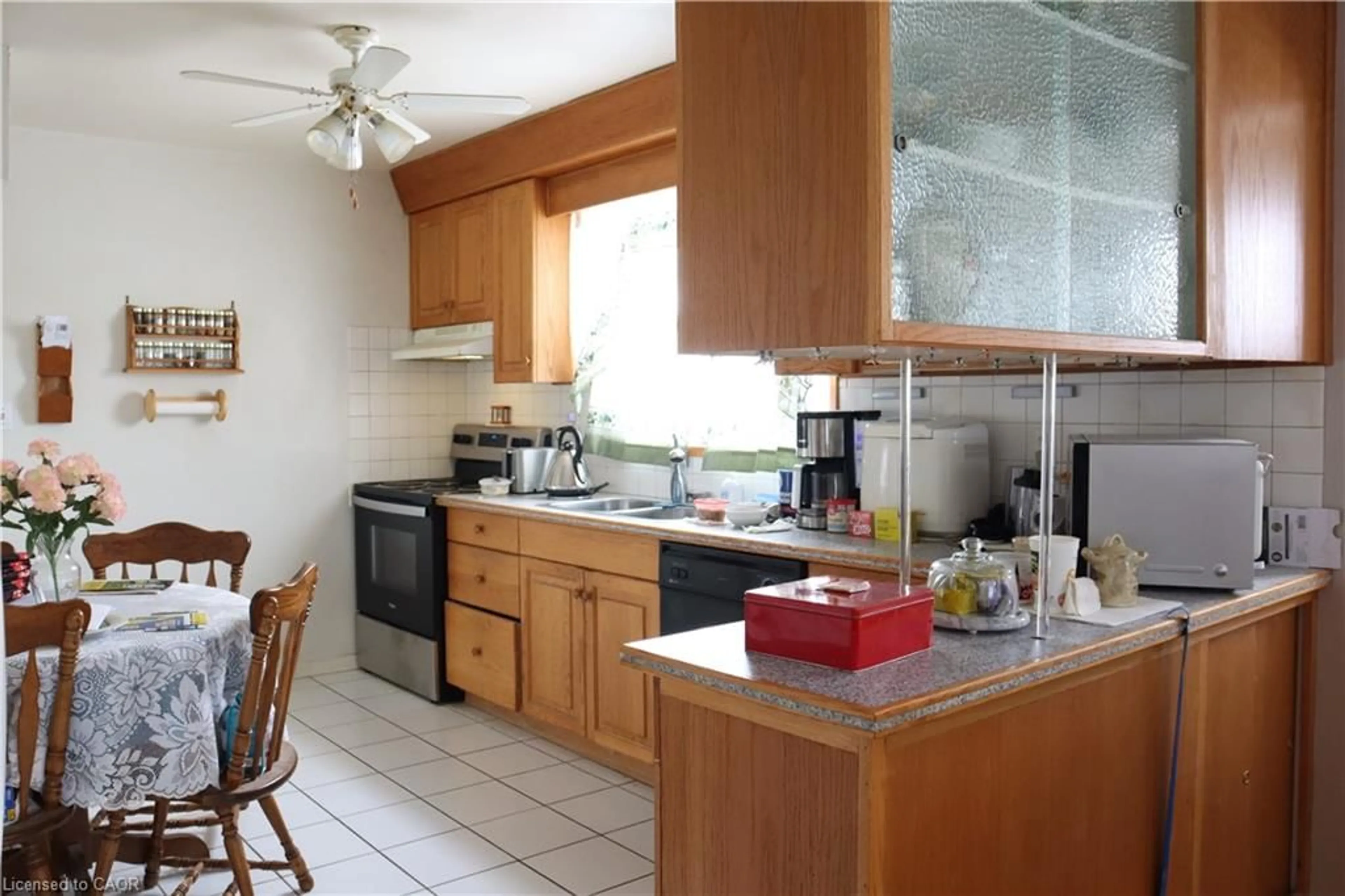 Standard kitchen, ceramic/tile floor for 288 First Ave, Welland Ontario L3C 1Y8