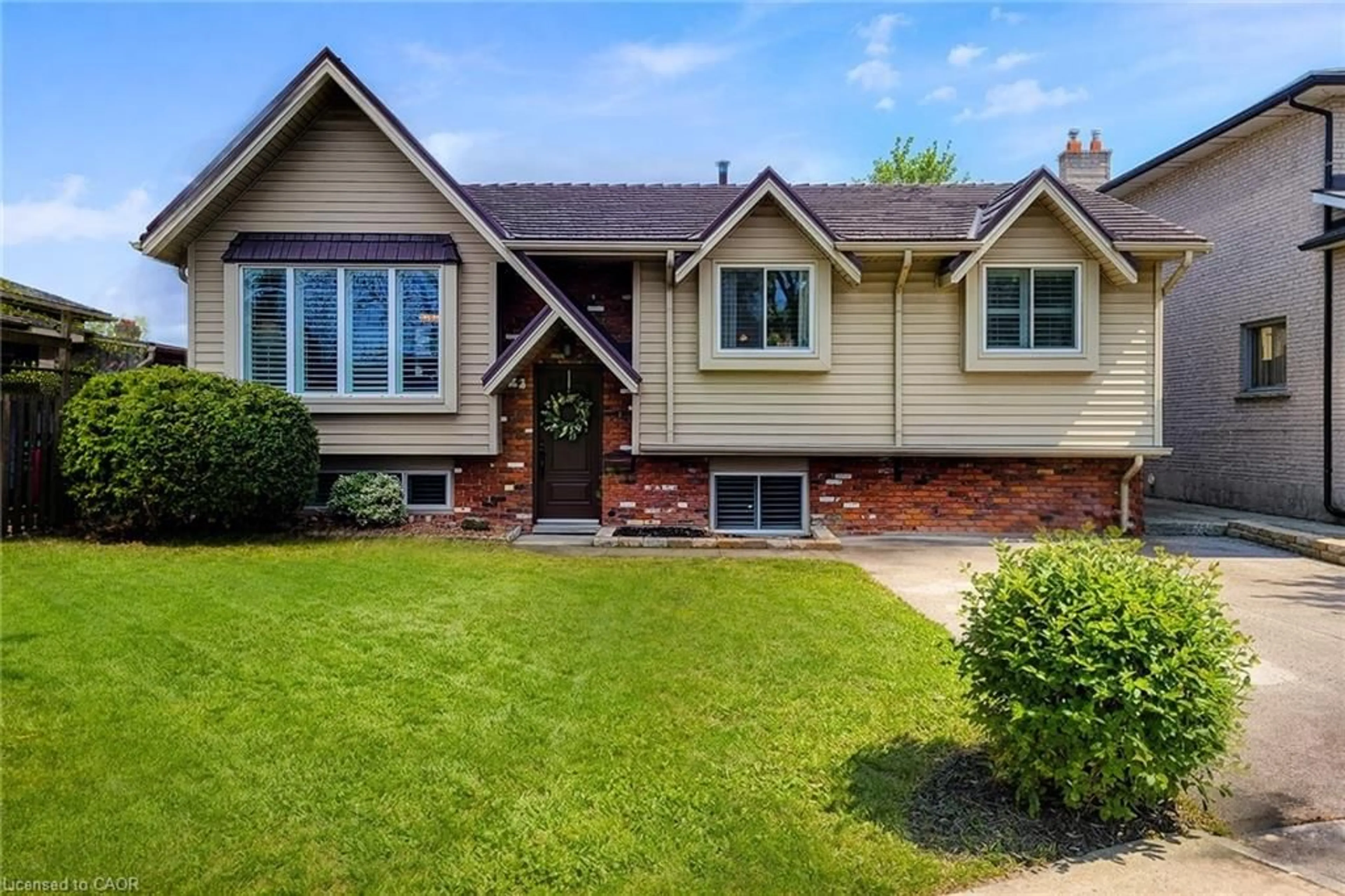 Home with vinyl exterior material, street for 2 Ashwood Crt, Hamilton Ontario L8E 3E1