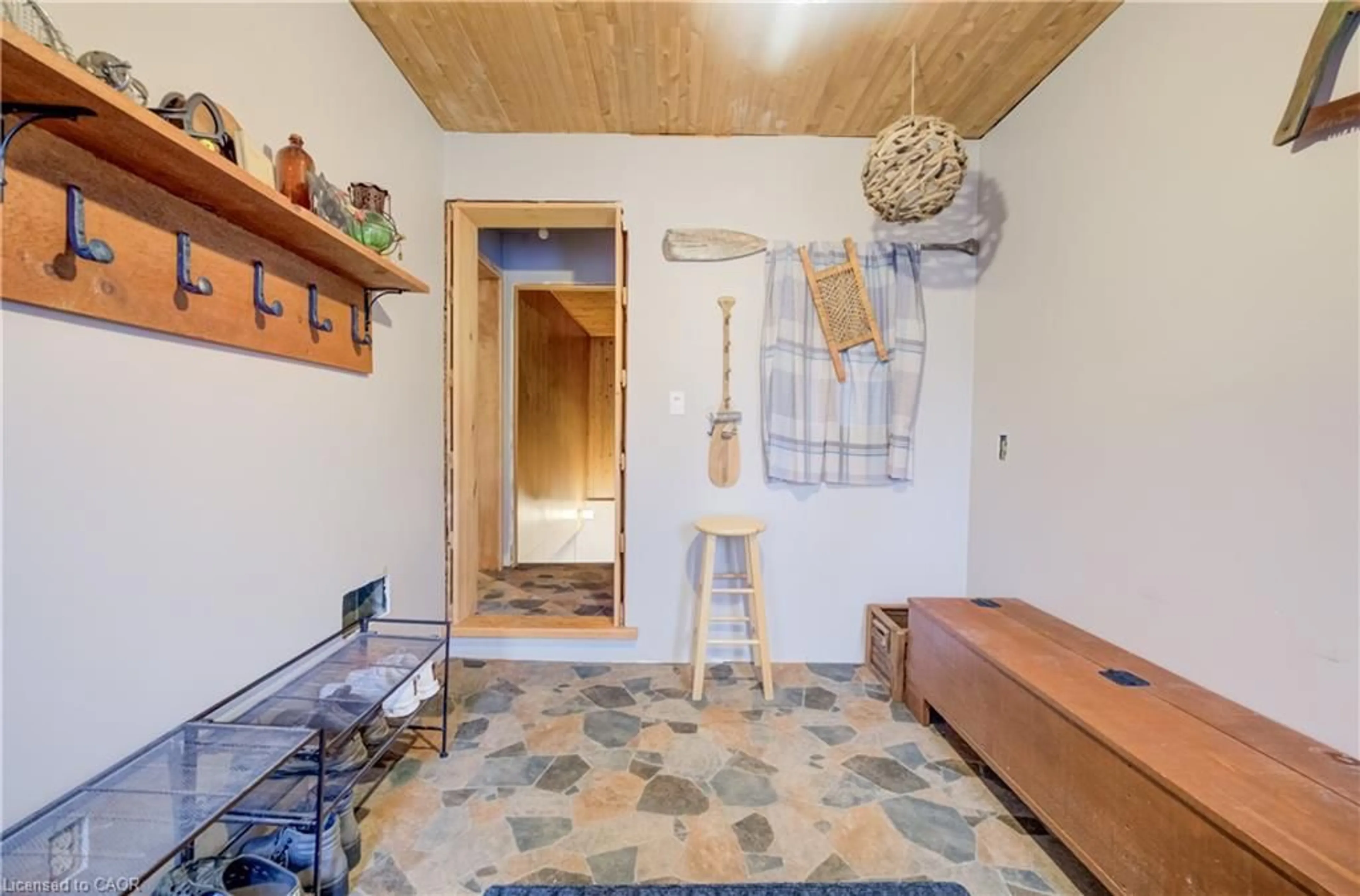 Indoor entryway for 1864 Coronation Blvd, Cambridge Ontario N3H 3S2