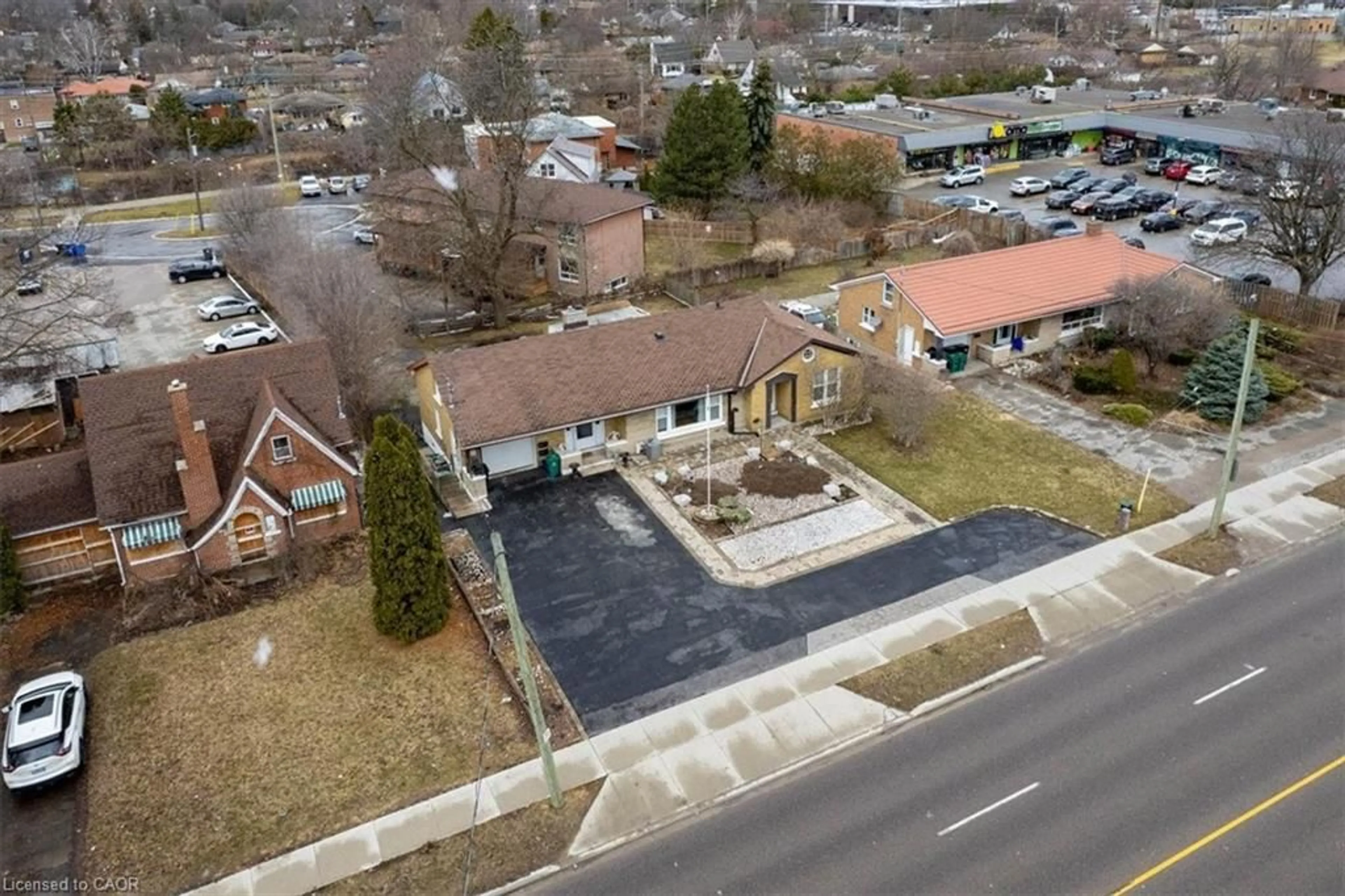 A pic from outside/outdoor area/front of a property/back of a property/a pic from drone, street for 230 Highland Rd, Kitchener Ontario N2M 3C2