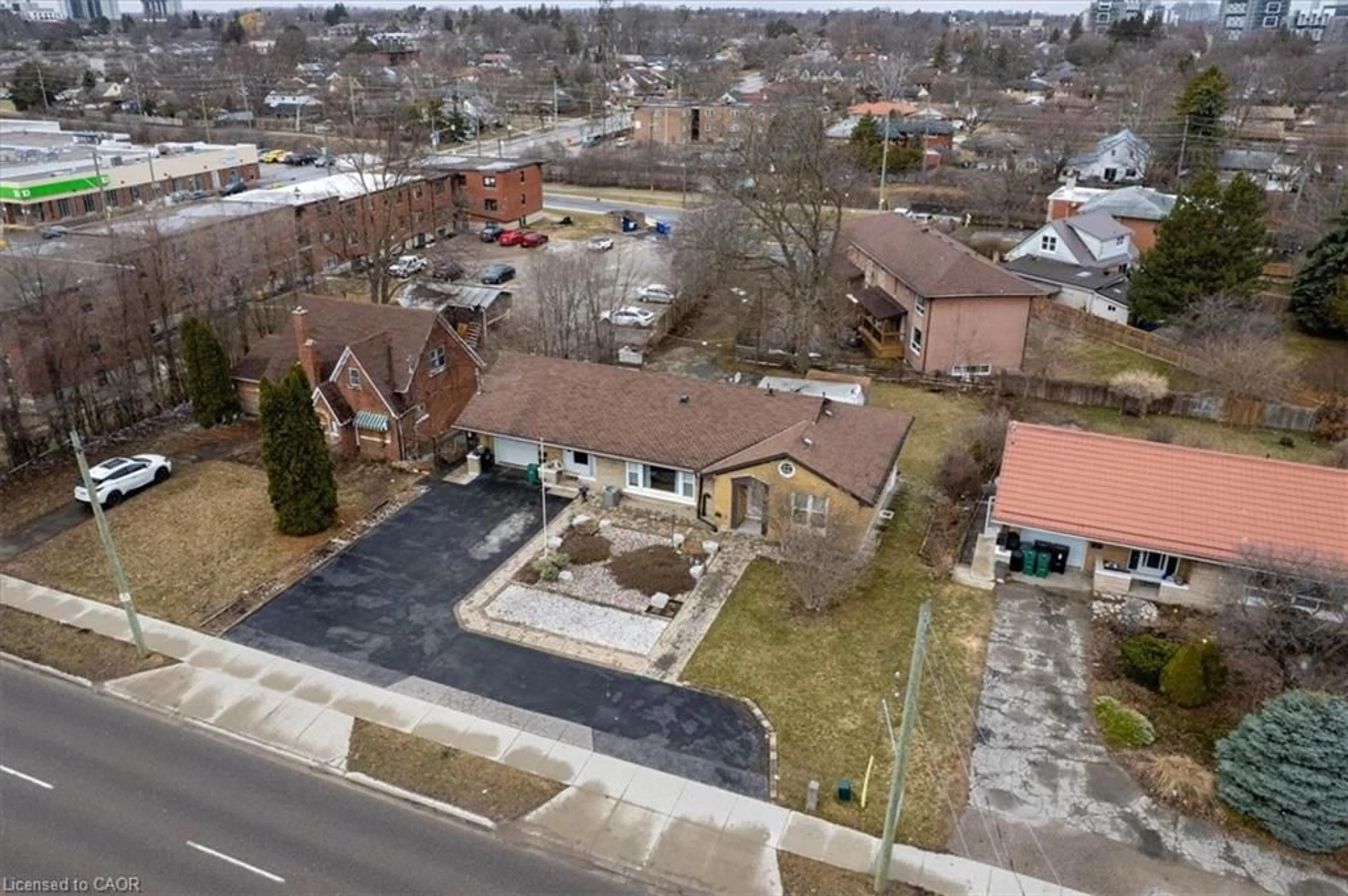 A pic from outside/outdoor area/front of a property/back of a property/a pic from drone, street for 230 Highland Rd, Kitchener Ontario N2M 3C2