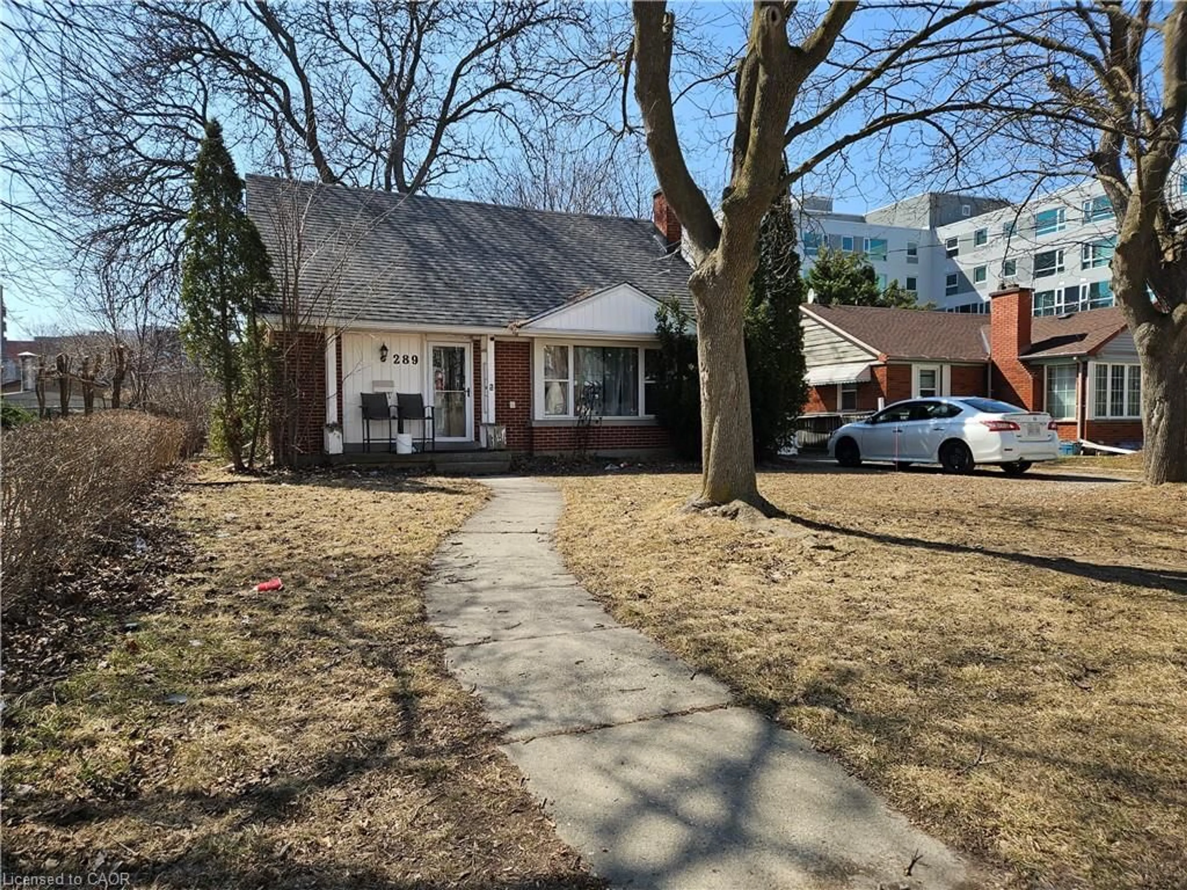 A pic from outside/outdoor area/front of a property/back of a property/a pic from drone, street for 289 Albert St, Waterloo Ontario N2L 3T9