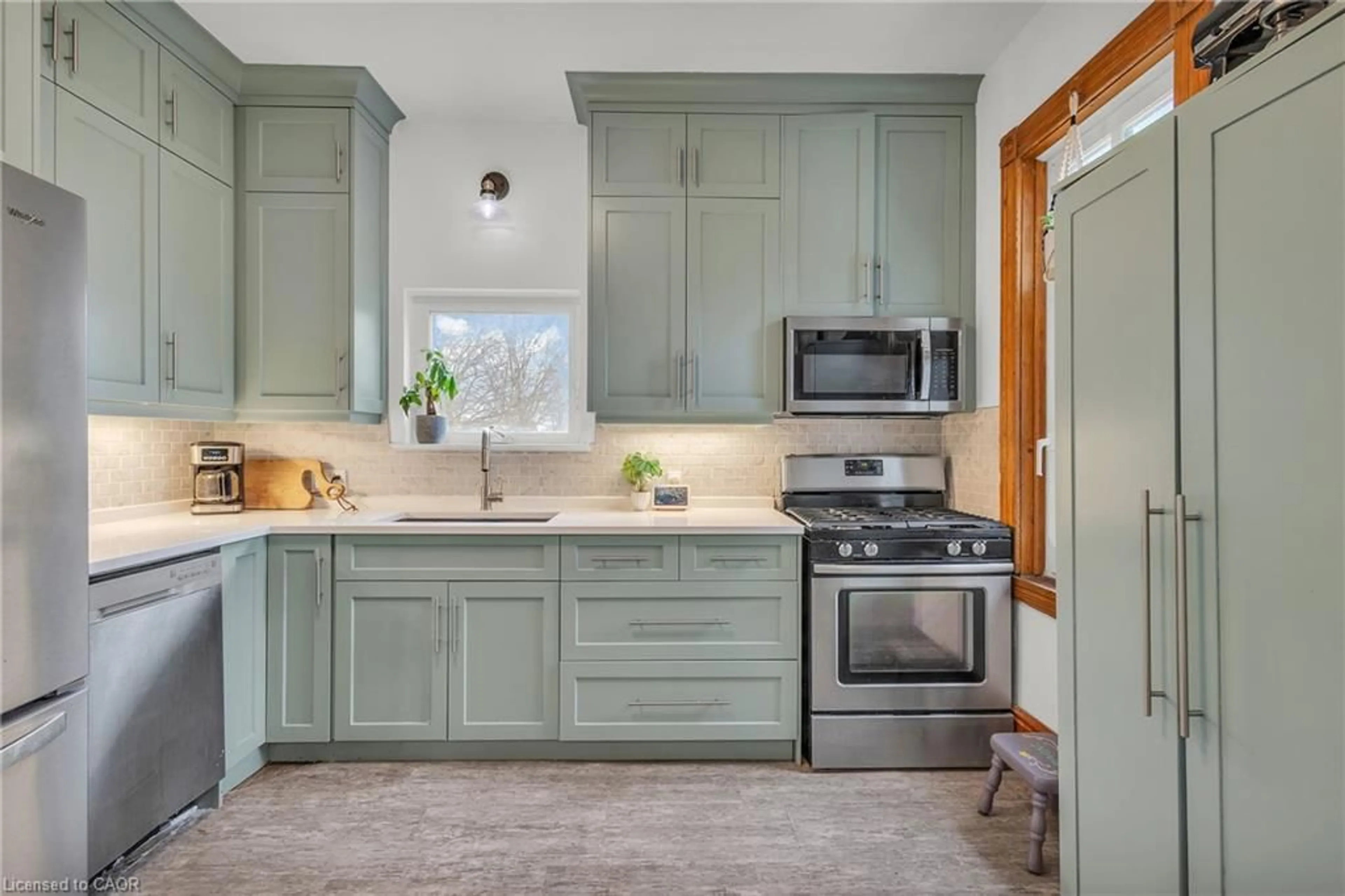 Open concept kitchen, ceramic/tile floor for 158 Hope St, Tavistock Ontario N0B 2R0