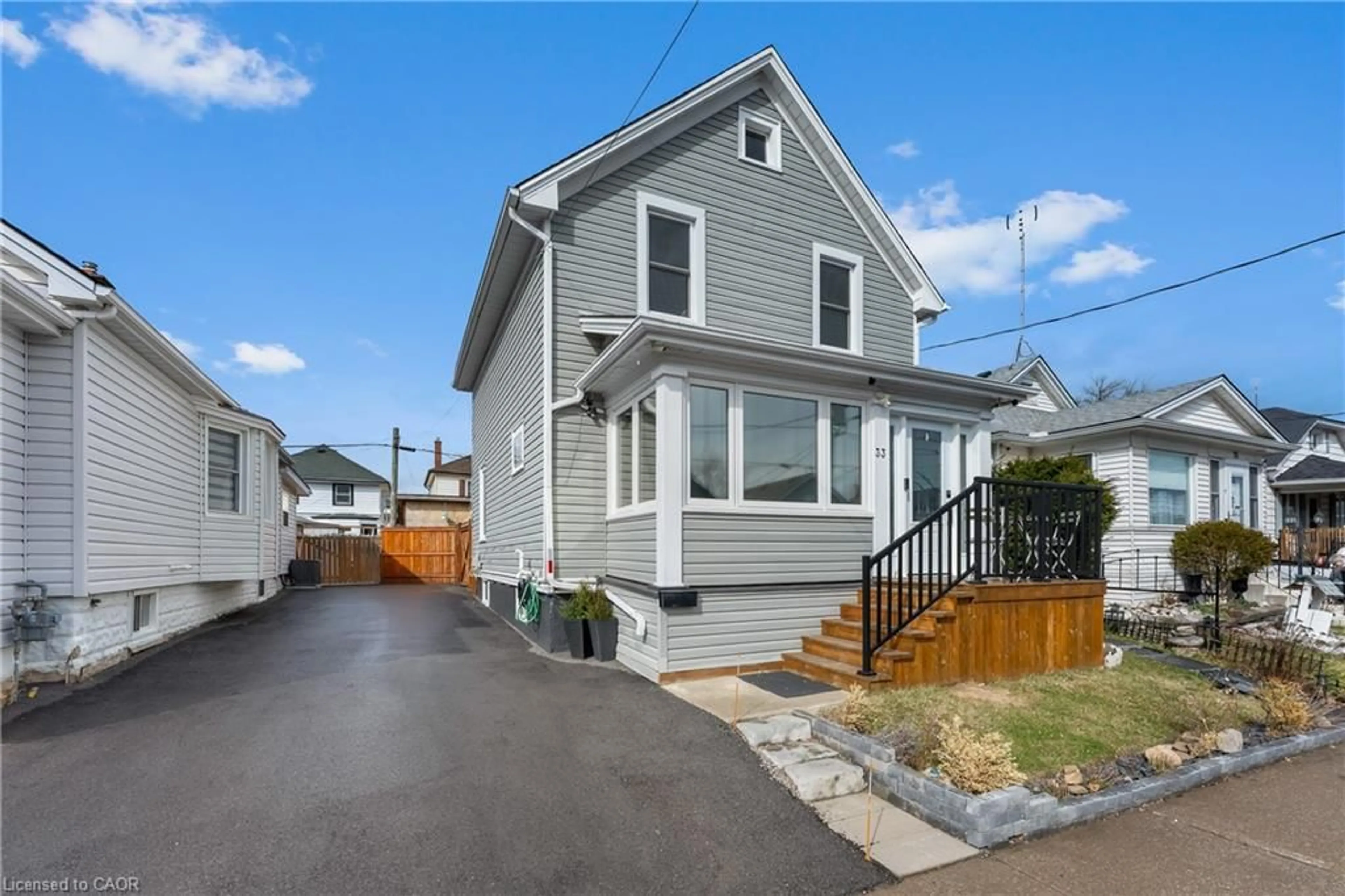 Home with vinyl exterior material, street for 33 Richmond Ave, St. Catharines Ontario L2R 3W6