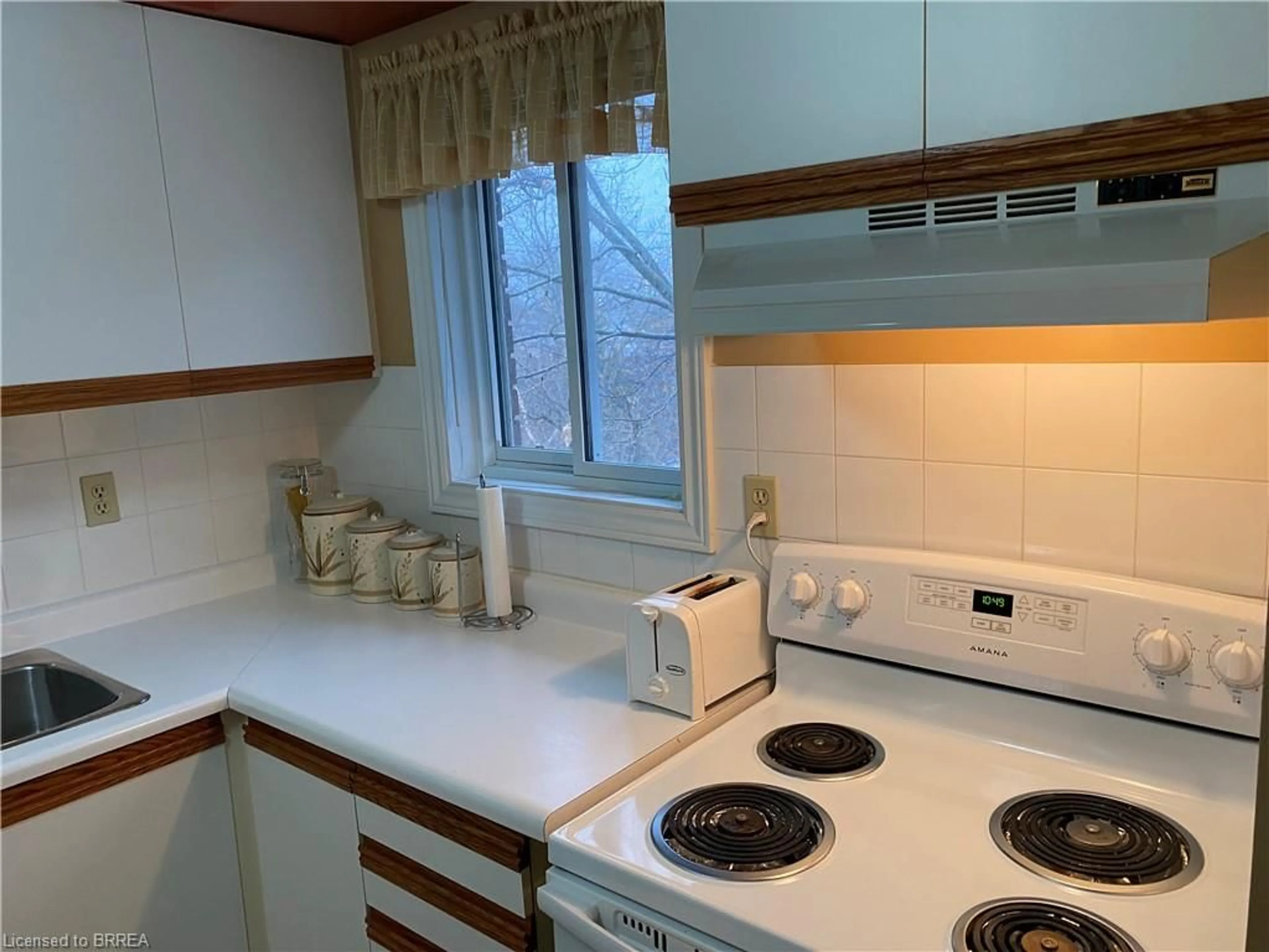 Standard kitchen, wood/laminate floor for 213 Sydenham St #C302, Brantford Ontario N3R 3Z6