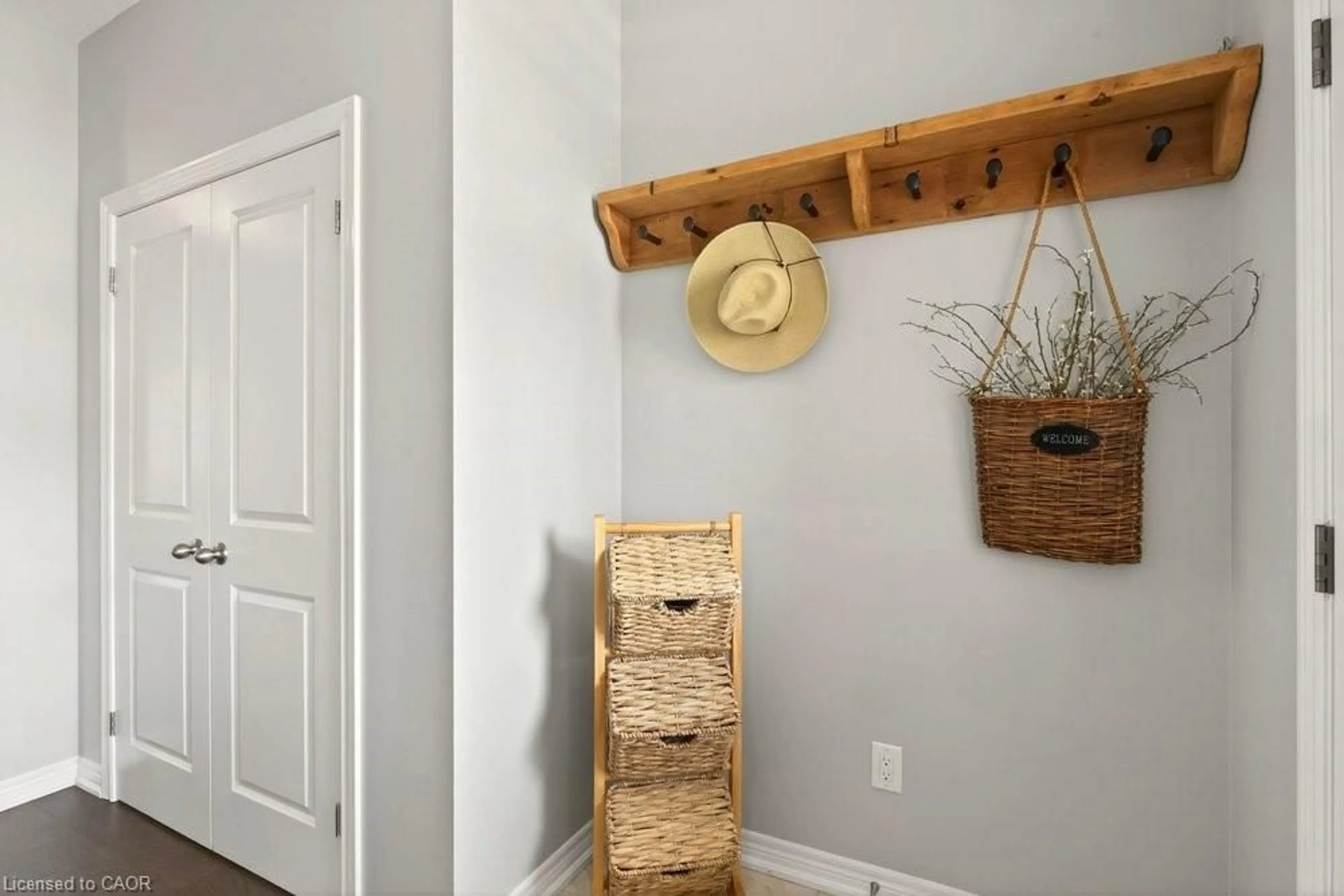 Indoor entryway for 49 Narbonne Cres, Stoney Creek Ontario L8J 0J7