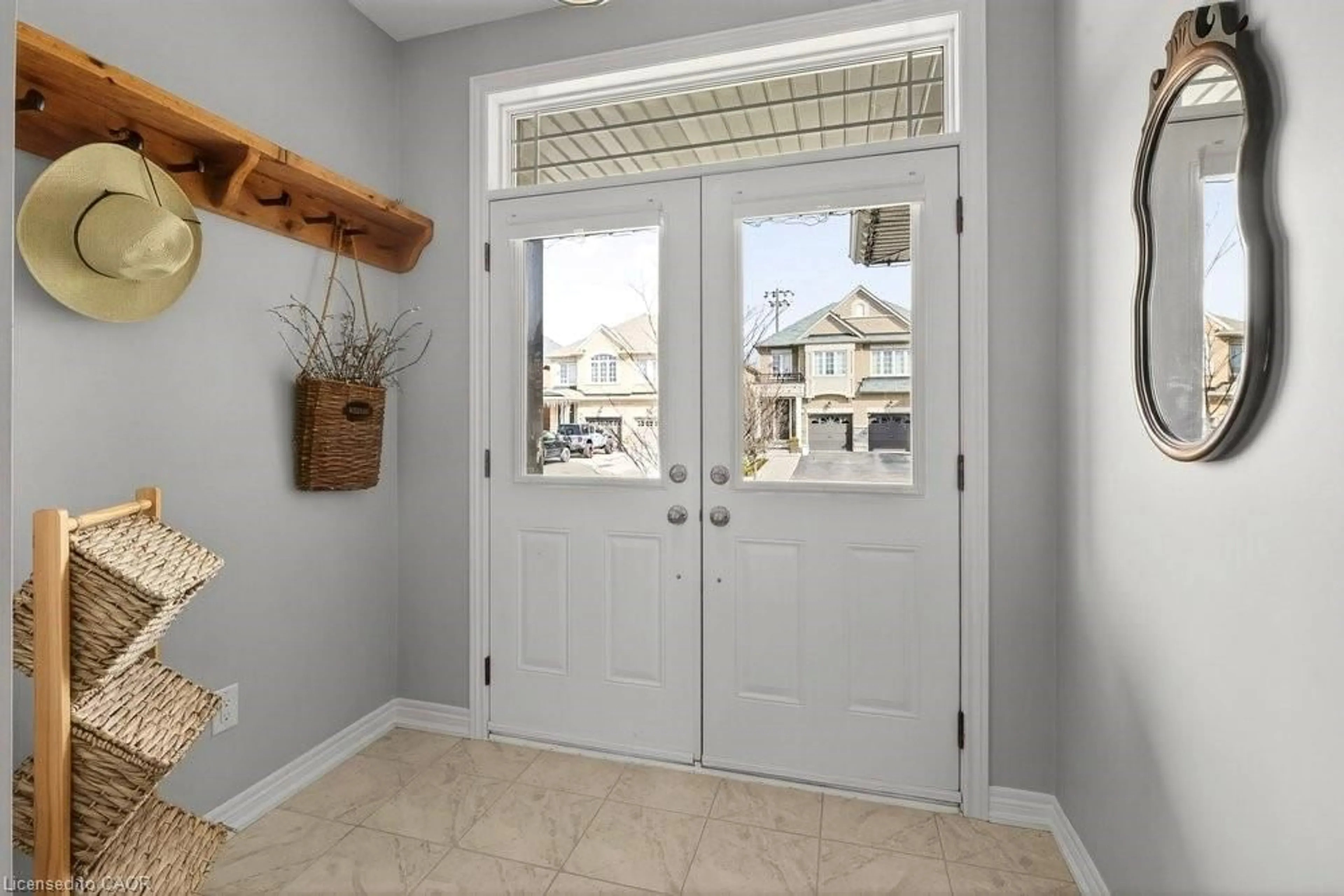 Indoor entryway for 49 Narbonne Cres, Stoney Creek Ontario L8J 0J7
