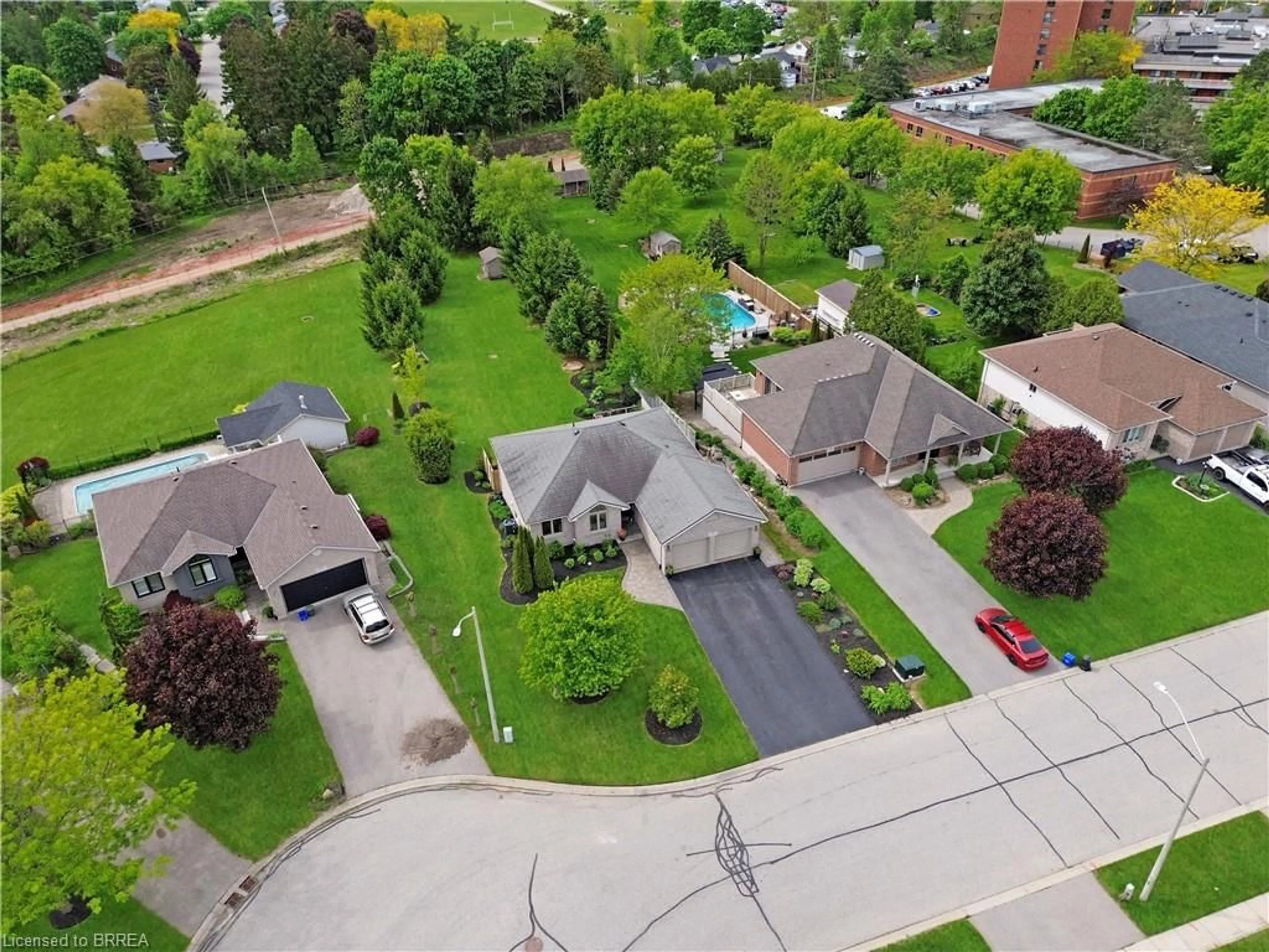 A pic from outside/outdoor area/front of a property/back of a property/a pic from drone, street for 25 Bradbury Cres, Paris Ontario N3L 4E1