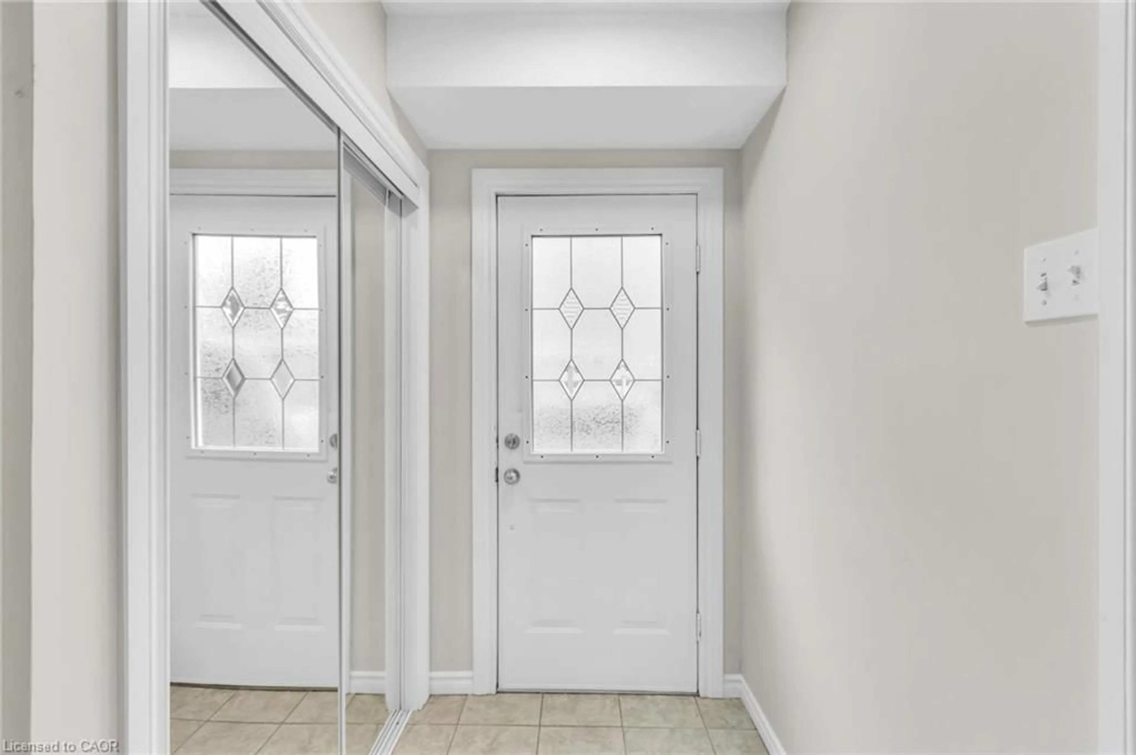 Indoor entryway for 25 Carter Cres, Cambridge Ontario N1R 7L9