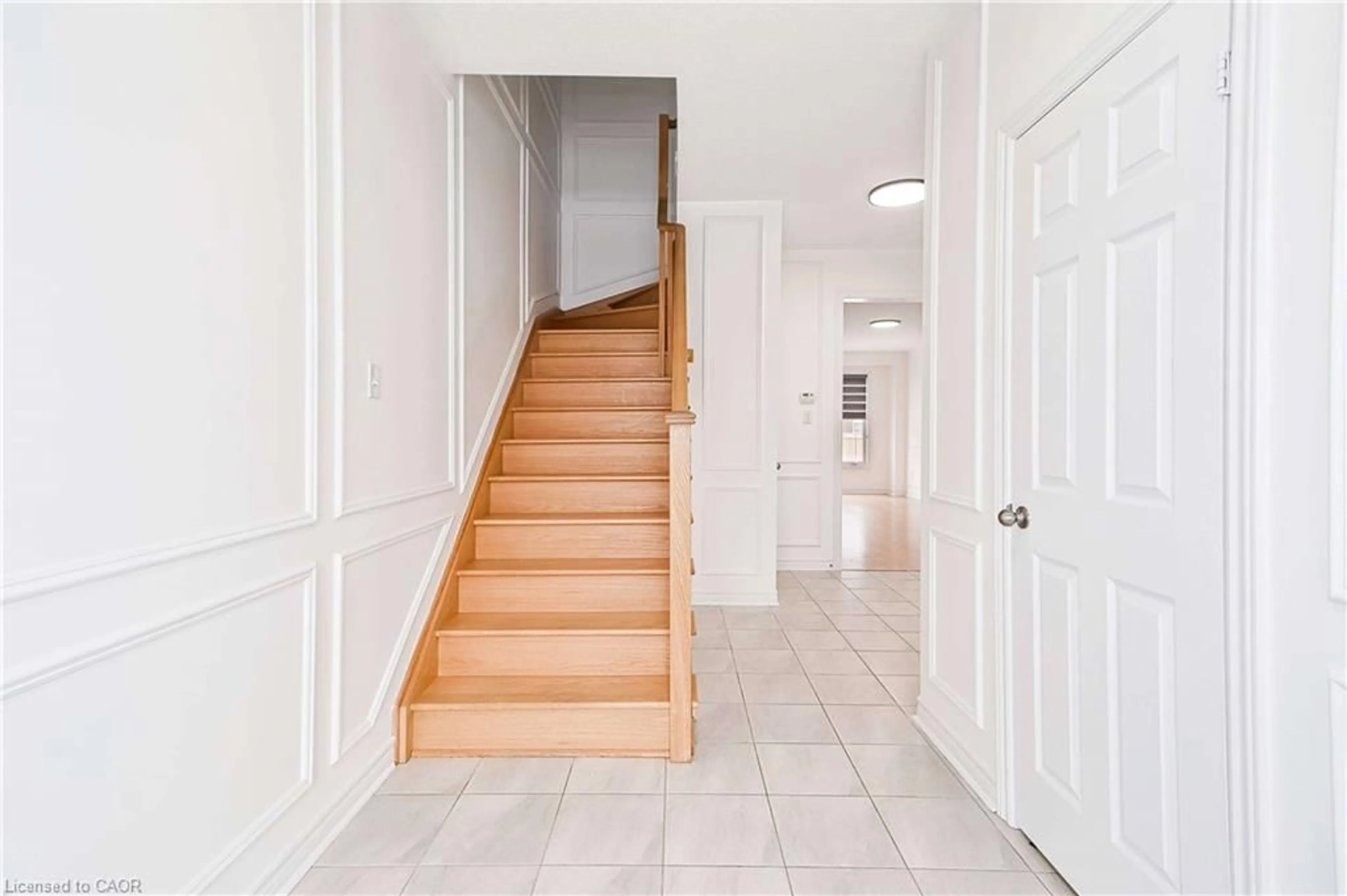 Indoor foyer for 23 Albany St, Collingwood Ontario L9Y 3W8