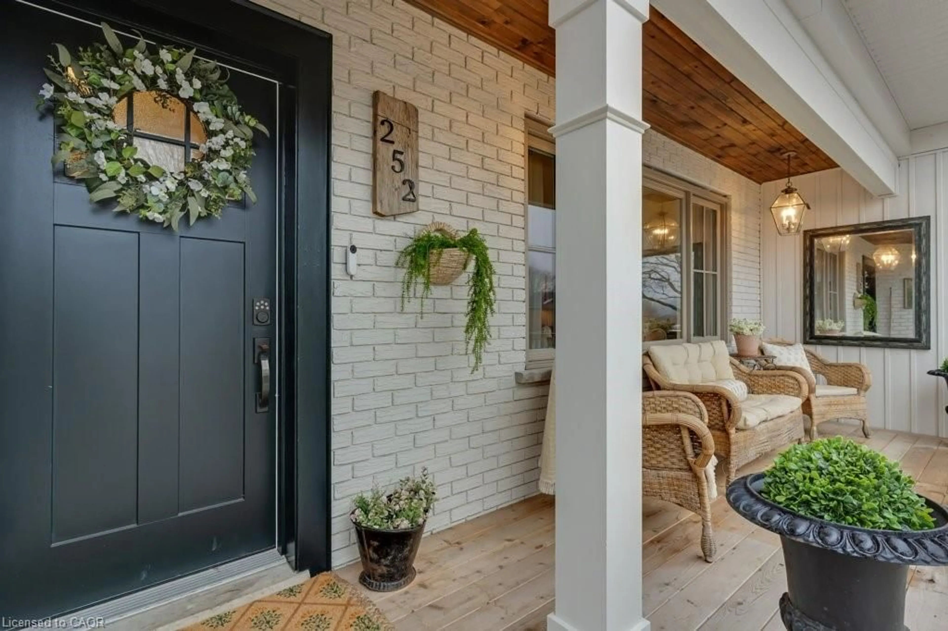 Indoor entryway for 252 Shepherd Ave, Cambridge Ontario N3C 1T8